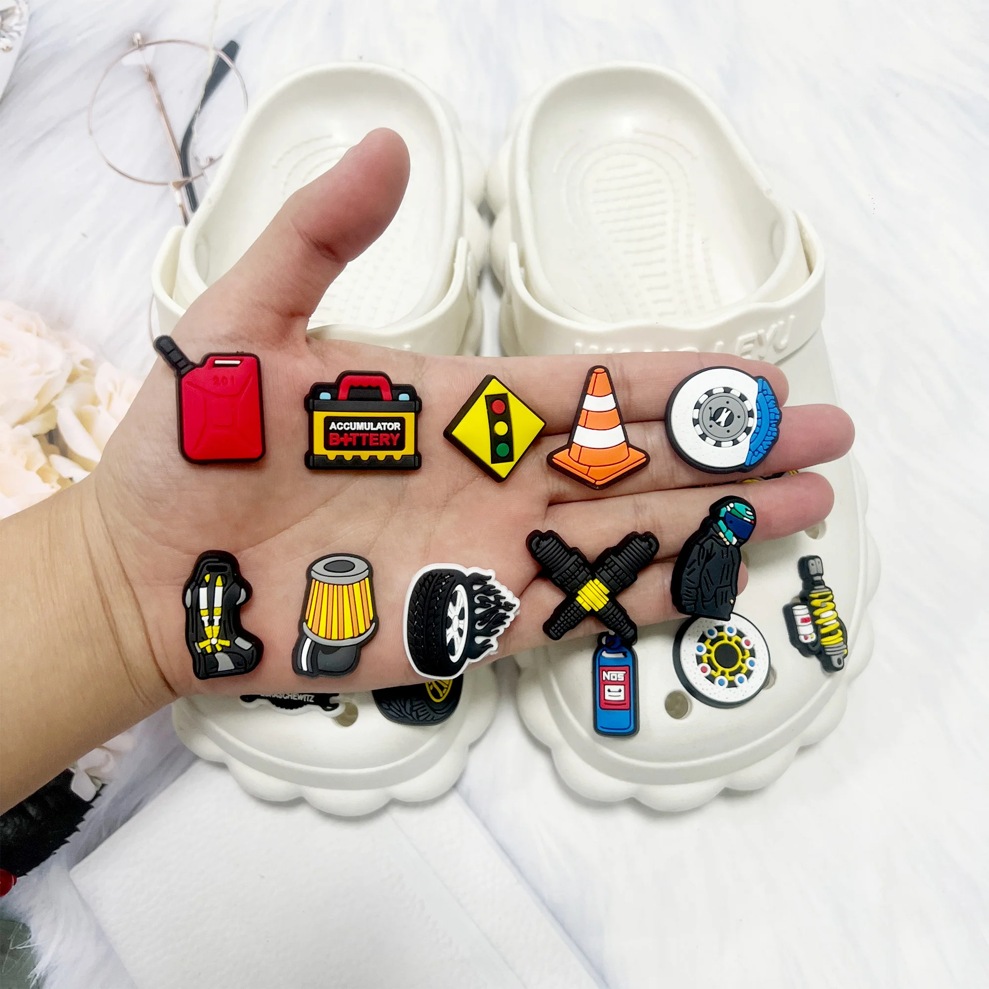 Gute Qualität 1 stücke Auto Zubehör Benzin Reifen Batterien PVC Schuh Charms Zubehör Sandalen Ornamente Für Kinder DIY Präsentieren