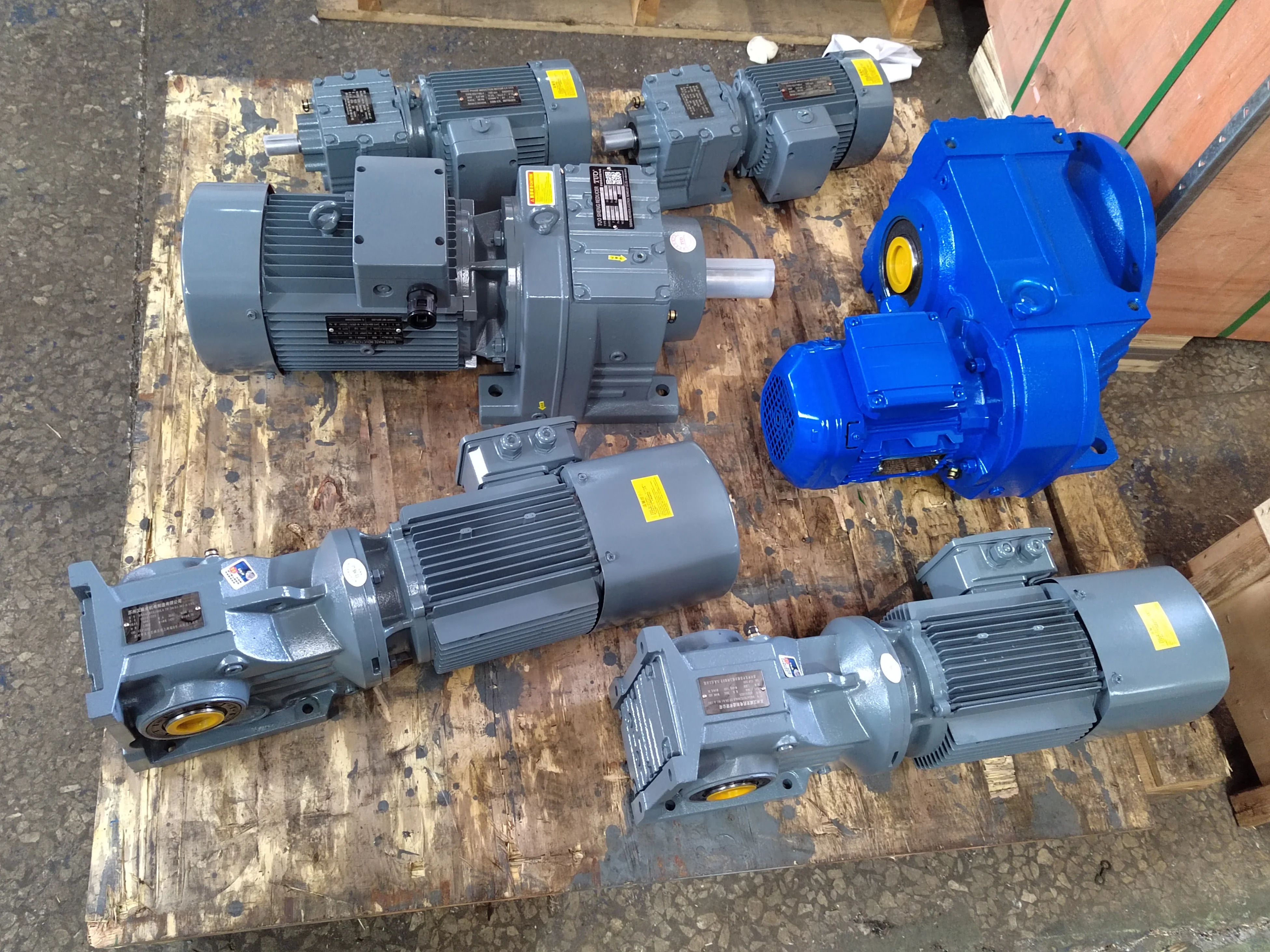 محرك كهربائي حلزوني عالي الجودة من سلسلة F127 F مخفض سرعة العمود المتوازي من الحديد الزهر لبناء المزرعة والصناعة