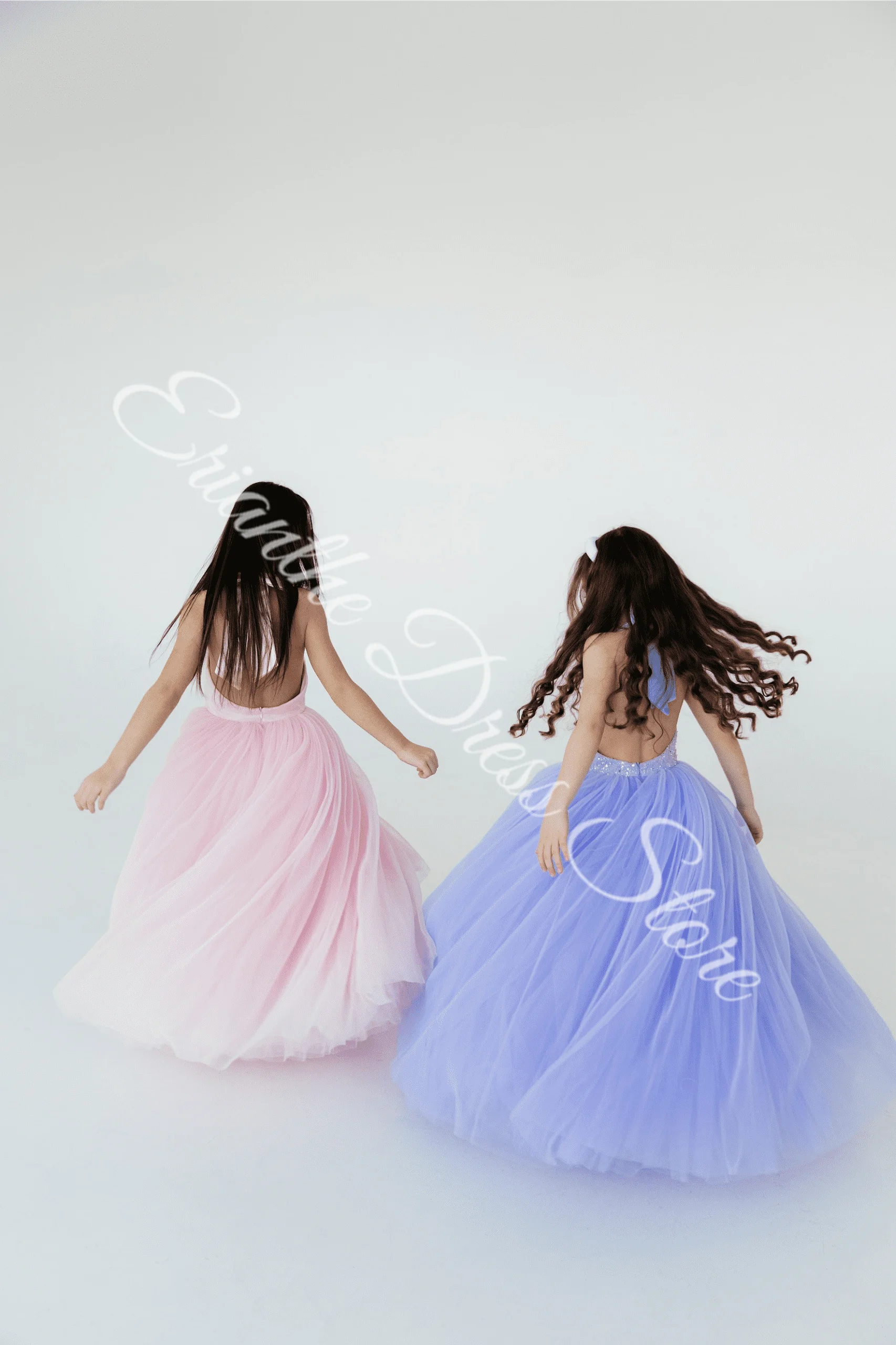 ชุดเดรสเด็กผู้หญิงสีขาว ผ้าทูลล์พองฟู ประดับลูกปัดและเลื่อม พร้อมโบว์ สำหรับงานแต่งงาน งานวันเกิด งานรับศีลมหาสนิท งานเลี้ยง ออกแบบตามสั่ง