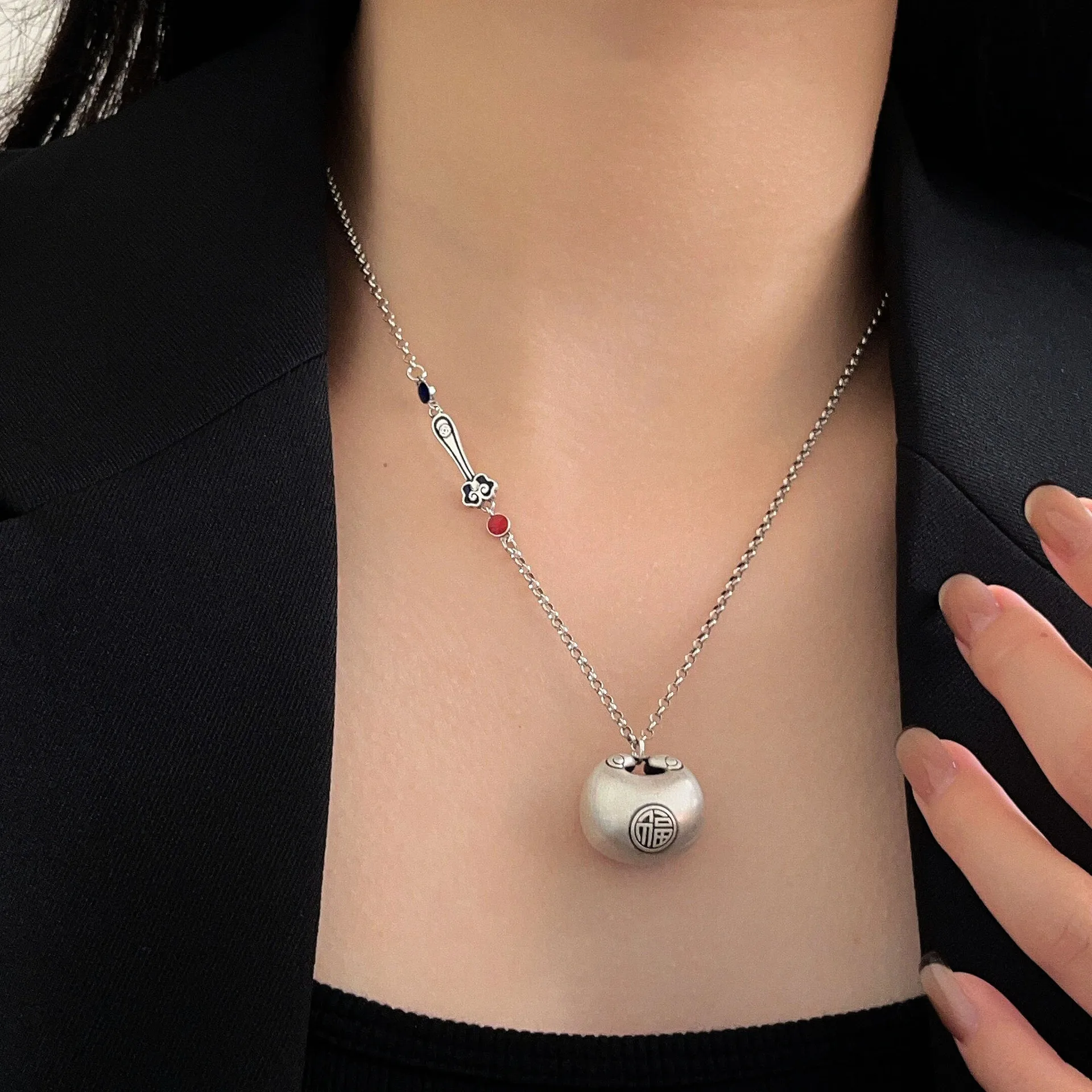 Fashionable and simple 925 sterling silver necklace with unique design, featuring a retro new Chinese style lockbone chain.