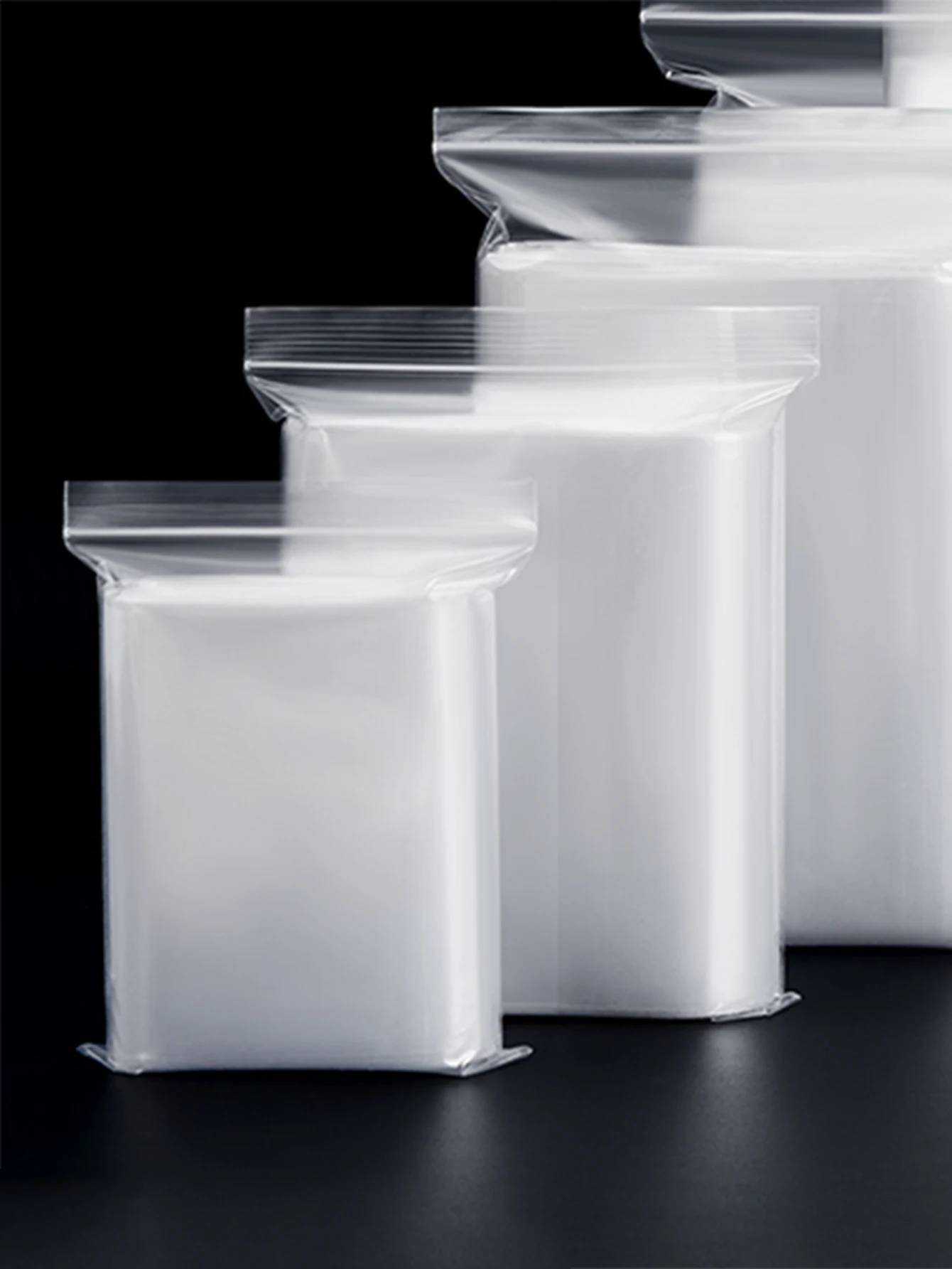 

One pack of one hundred PE material jewelry storage bags, small size, easy to carry, any size can be used in many life in quantity.