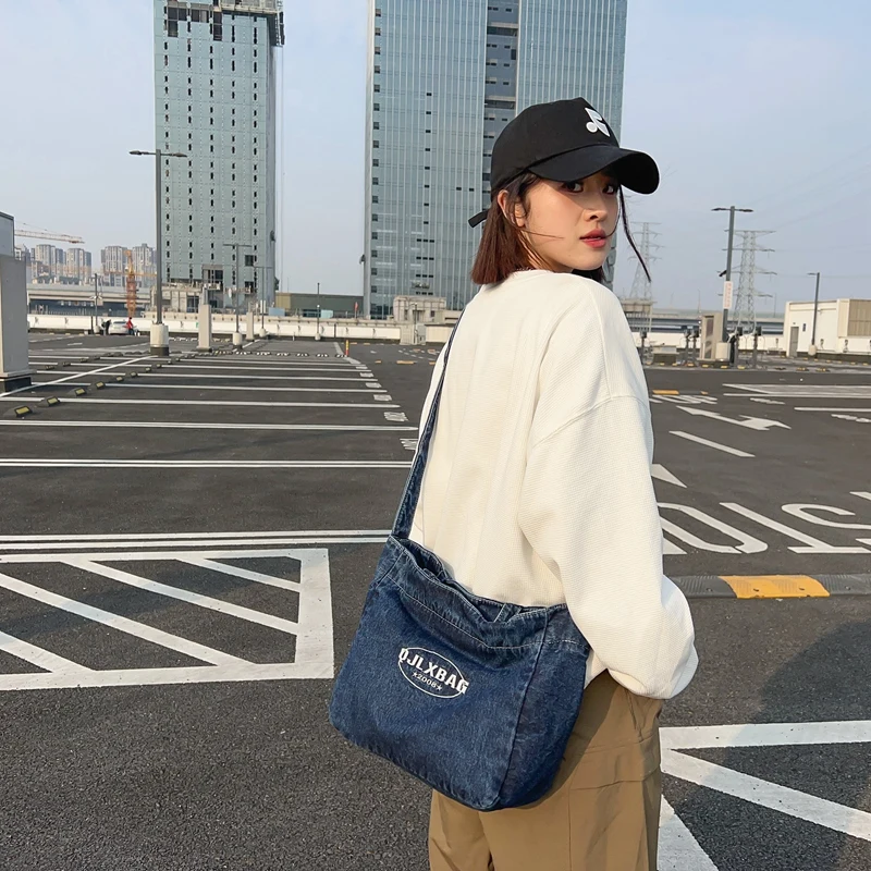 A classic denim color casual shoulder bag, durable denim, classic color, suitable for all kinds of people to use.