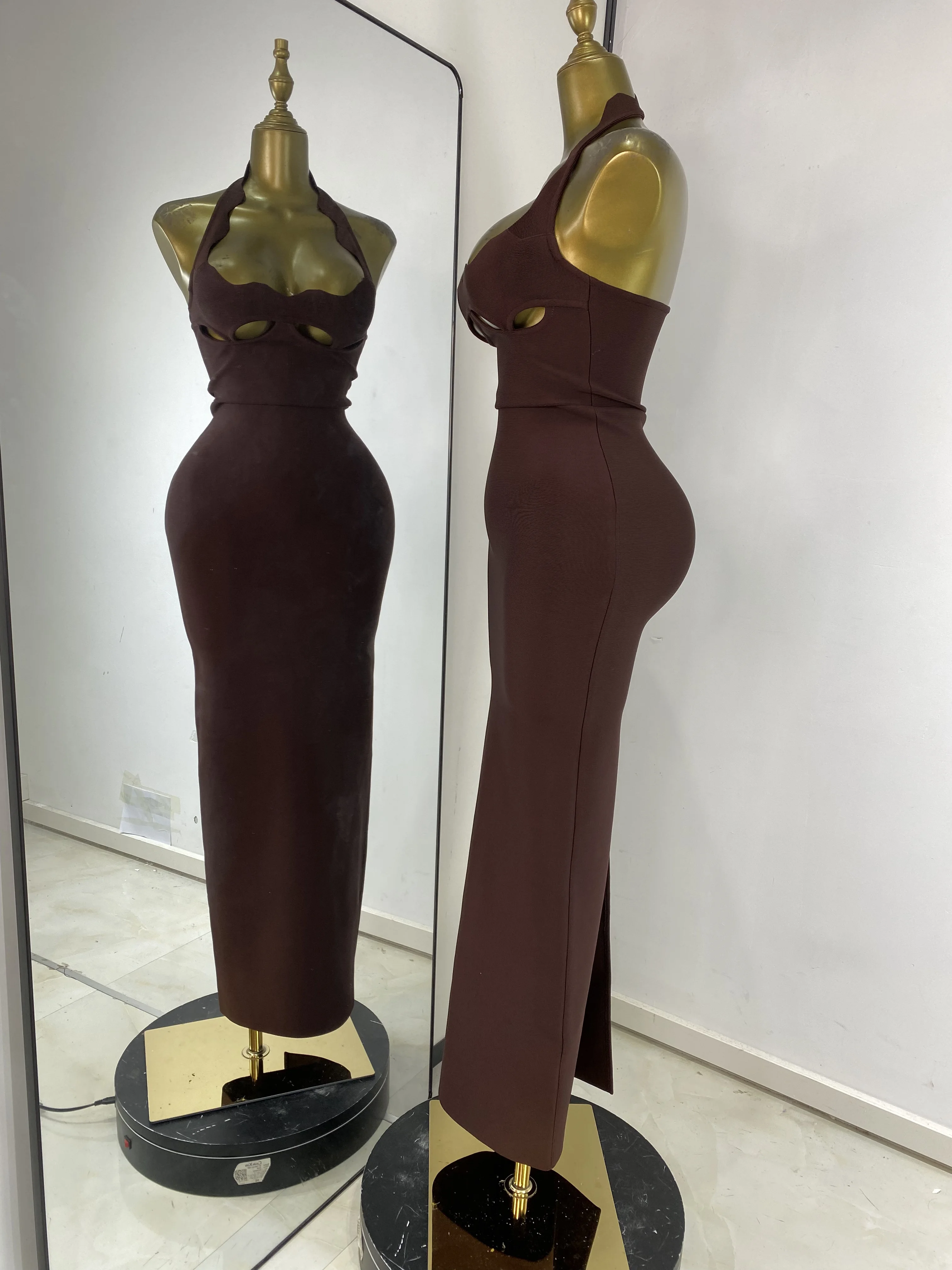 فستان نسائي فاخر أنيق بأشرطة منحني مع رسن بدون ظهر وفتحة بوستير فساتين طويلة بنية مرنة للمشاهير والحفلات المسائية