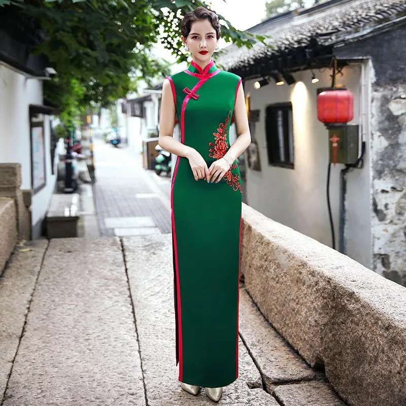 The runway cheongsam has been improved featuring long and elegant performance costumes for middle-aged elderly models