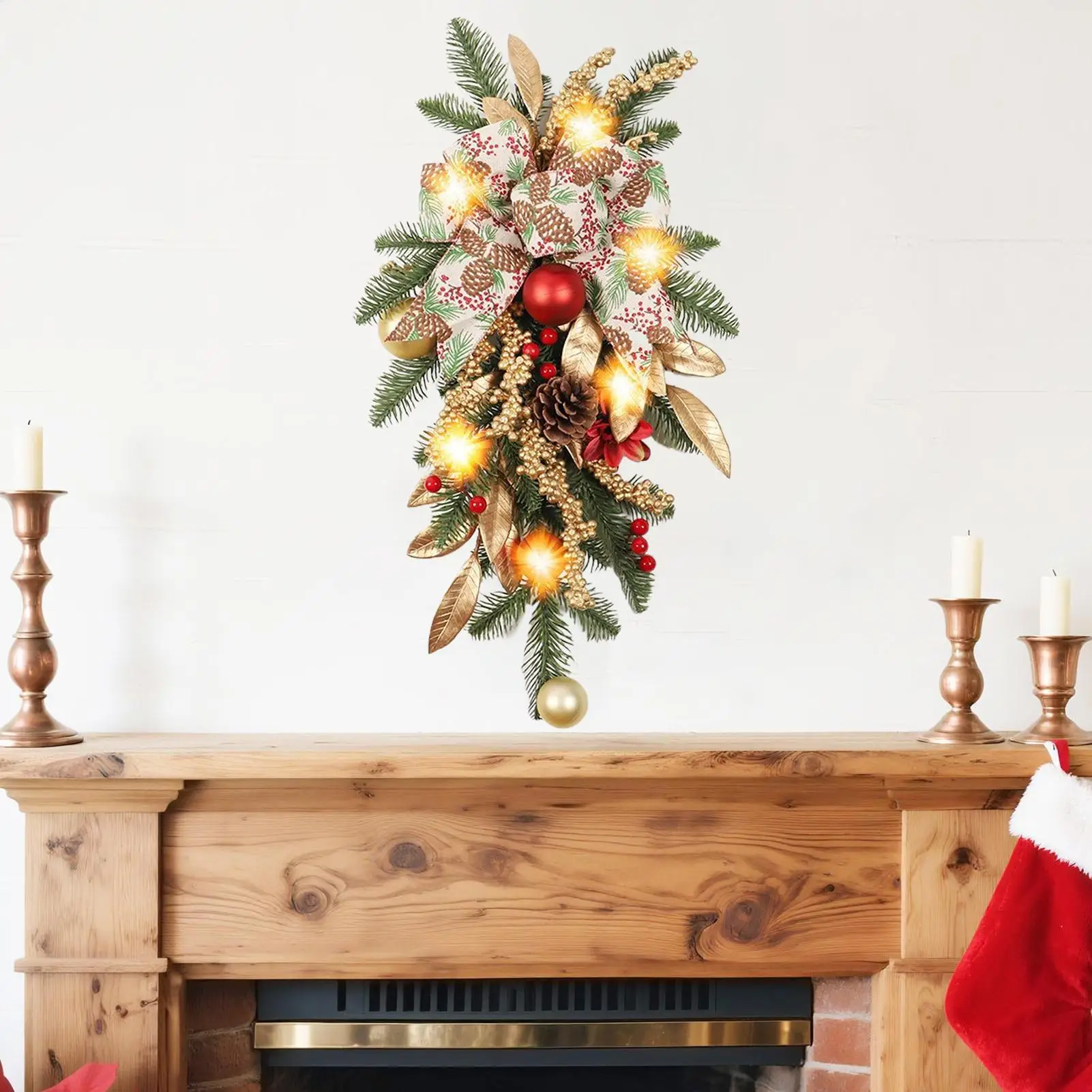 

22-дюймовый рождественский венок с бантиком, елочными шарами и сосновыми шишками. Подходит для внутреннего и наружного украшения стен, окон.