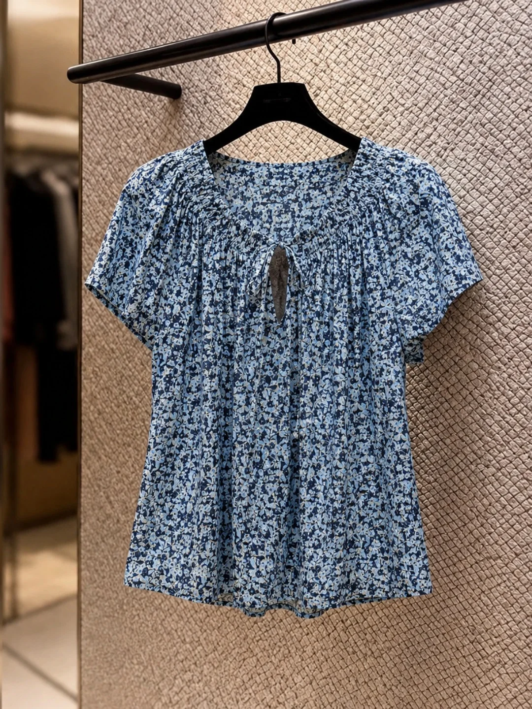 

Chic Korean Style Floral Print Short Sleeve Shirt Women's Fashionable Summer Top Elegant Design Sensation Age Reducing Trendy
