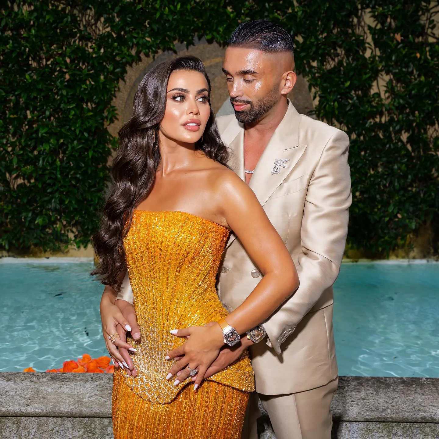 Sharon Said Luxuriöses Dubai-Orangefarbenes Abendkleid mit schweren Pailletten und Perlenstickerei 2026, trägerloses Kleid mit Schal, arabisches Party-Ballkleid SS560, maßgeschneidert – Detail 5