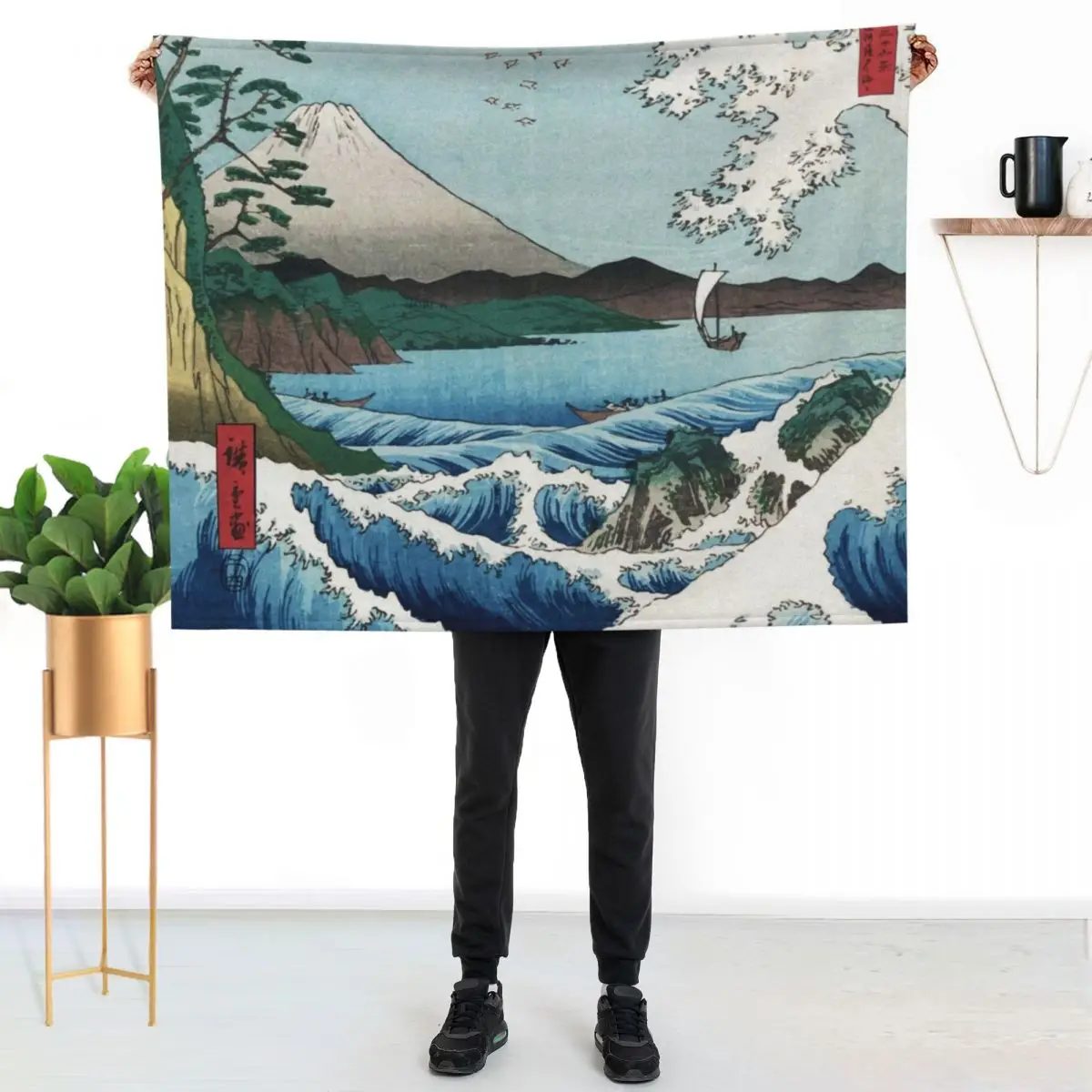 Hiroshige, el mar frente a Satta, Japón, con volcán, olas golpeando la tierra y pescadores, por el artista japonés de ukiyo-e nature vin Throw Blanket