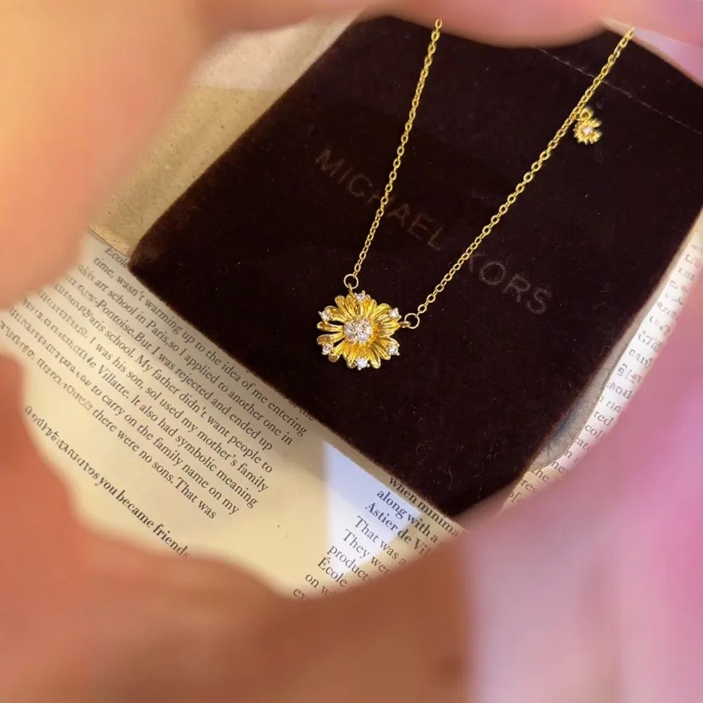 Women light luxury senior sense of jewelry small design pendant collarbone chain ornaments 9999gold