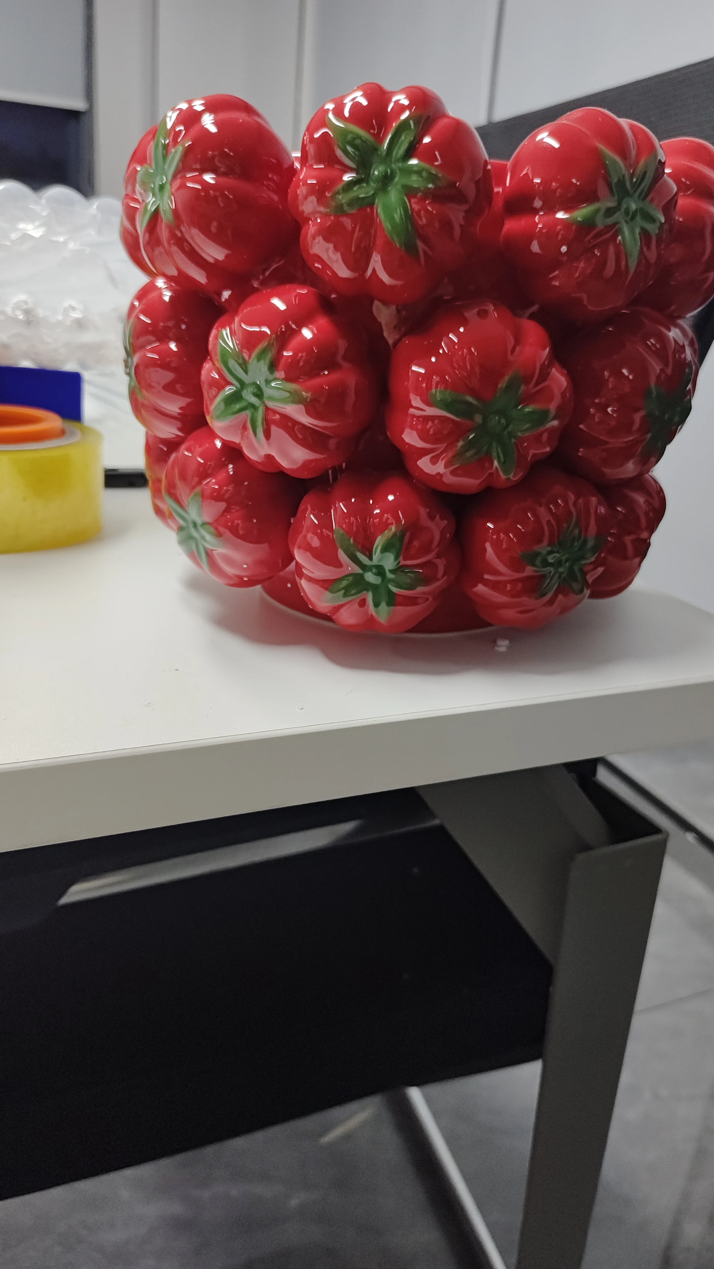 Novelty Imitation Fruit Ceramic Vase, Tomato‑Shaped Floral Container, Tabletop Art‑Craft Ornament for Living‑Room Home Decorati