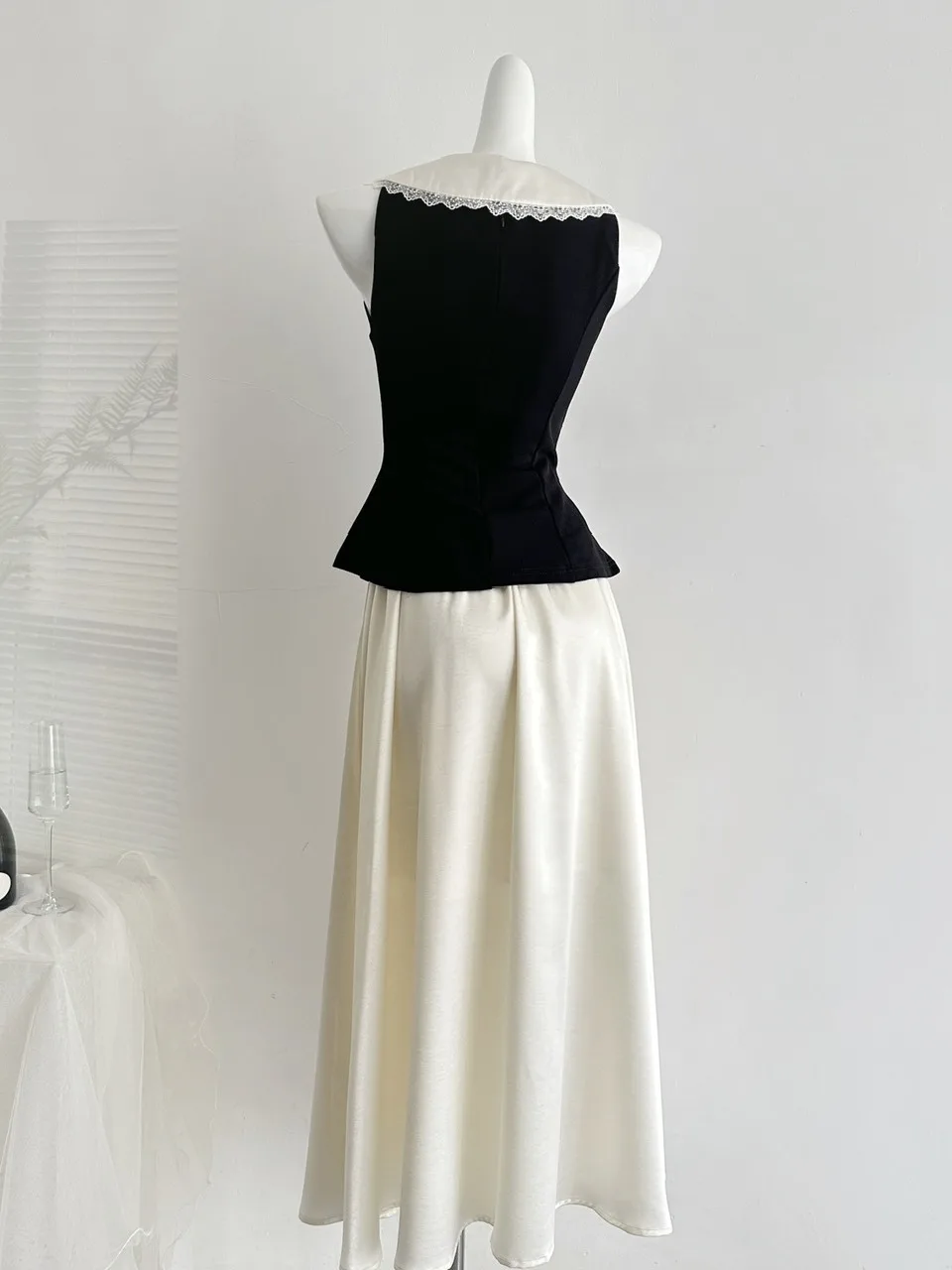 Luckymann Vintage Style Sleeveless Collared Lace Trim Color Block Waist Cinched Top with Satin Half Skirt Summer Fashion Set