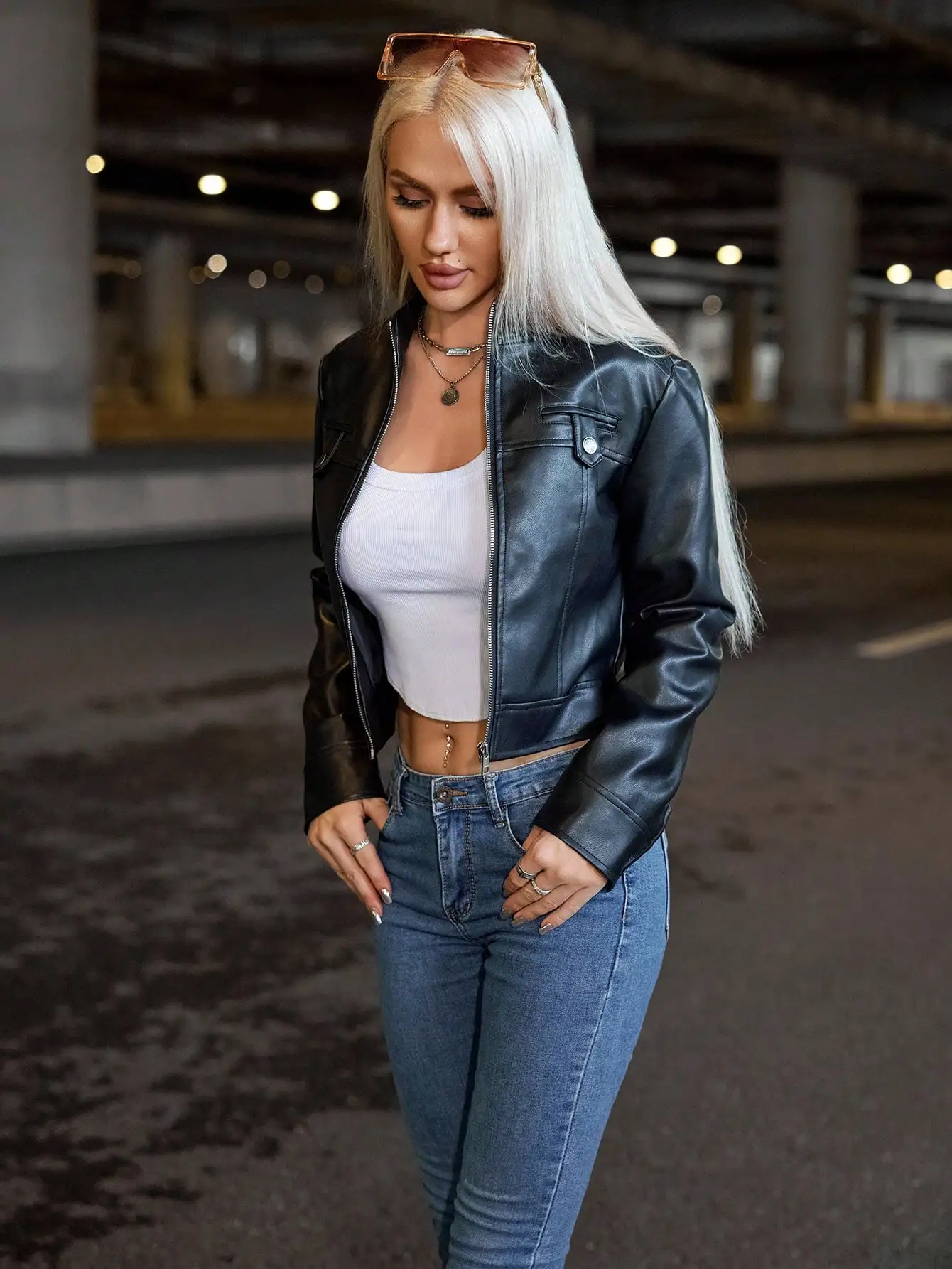 Una chaqueta de moto de primavera corta de cuero PU con cuello de solapa y cremallera Punk Street