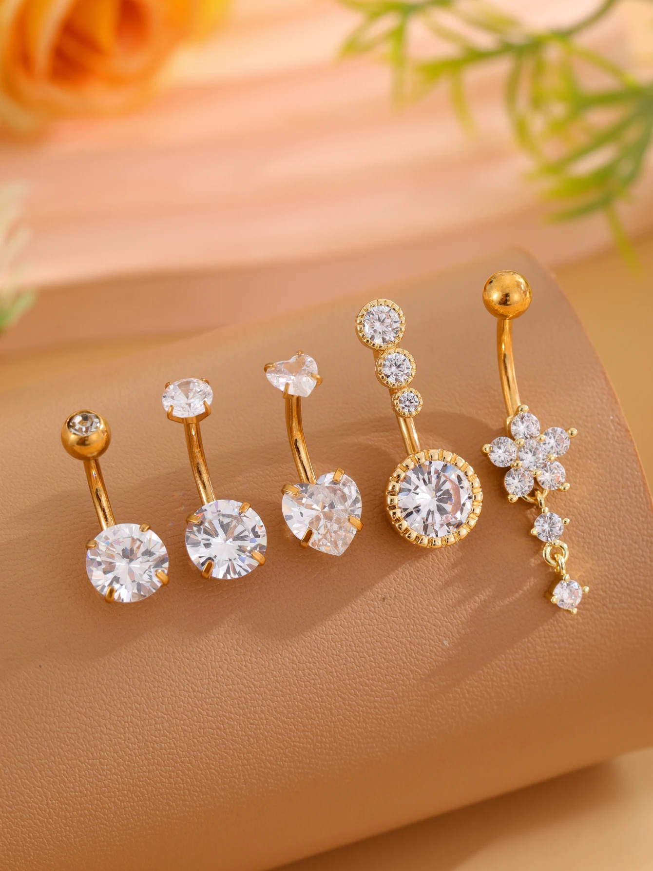 5-teiliges Set Goldfarbene Bauchnabelringe mit Herz- und Blumenanhängern, Edelstahl-Bauchpiercings mit Schleife, Gebogene Nombril-Ombligo-Ringe
