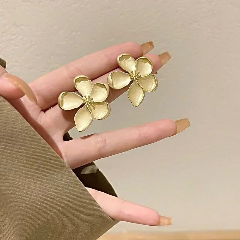2024 Gold Color Matte Texture Metal Flower Retro Earrings for Women Girls Personalized Fashionable Party Jewelry Birthday Gifts