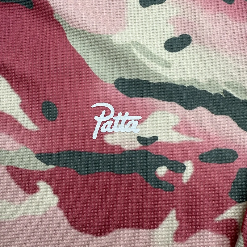 باتا كم طويل رقبة مستديرة مموهة شعار صغير طباعة قميص الرجال النساء 2026 الخريف/الشتاء جديد الشارع الشهير تنوعا باتا تي شيرت