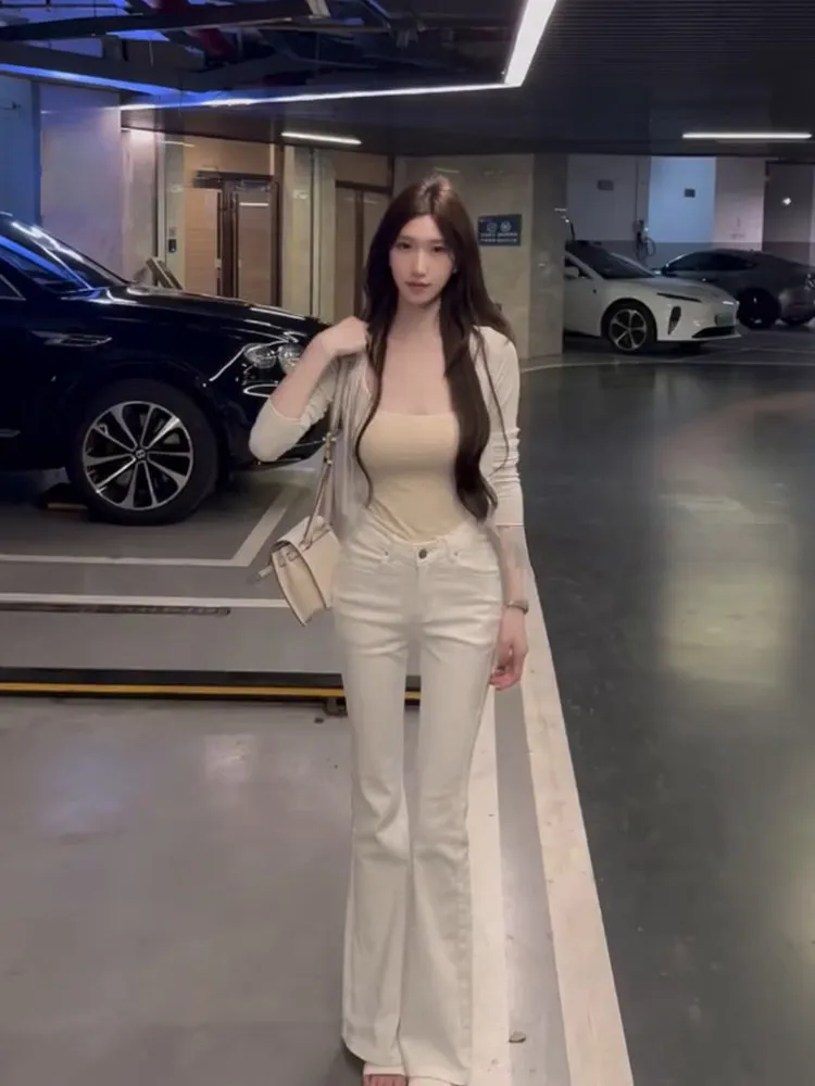 

Белые женские джинсы-клеш с низкой посадкой из эластичного хлопкового денима, облегающий крой, моделирующие фигуру