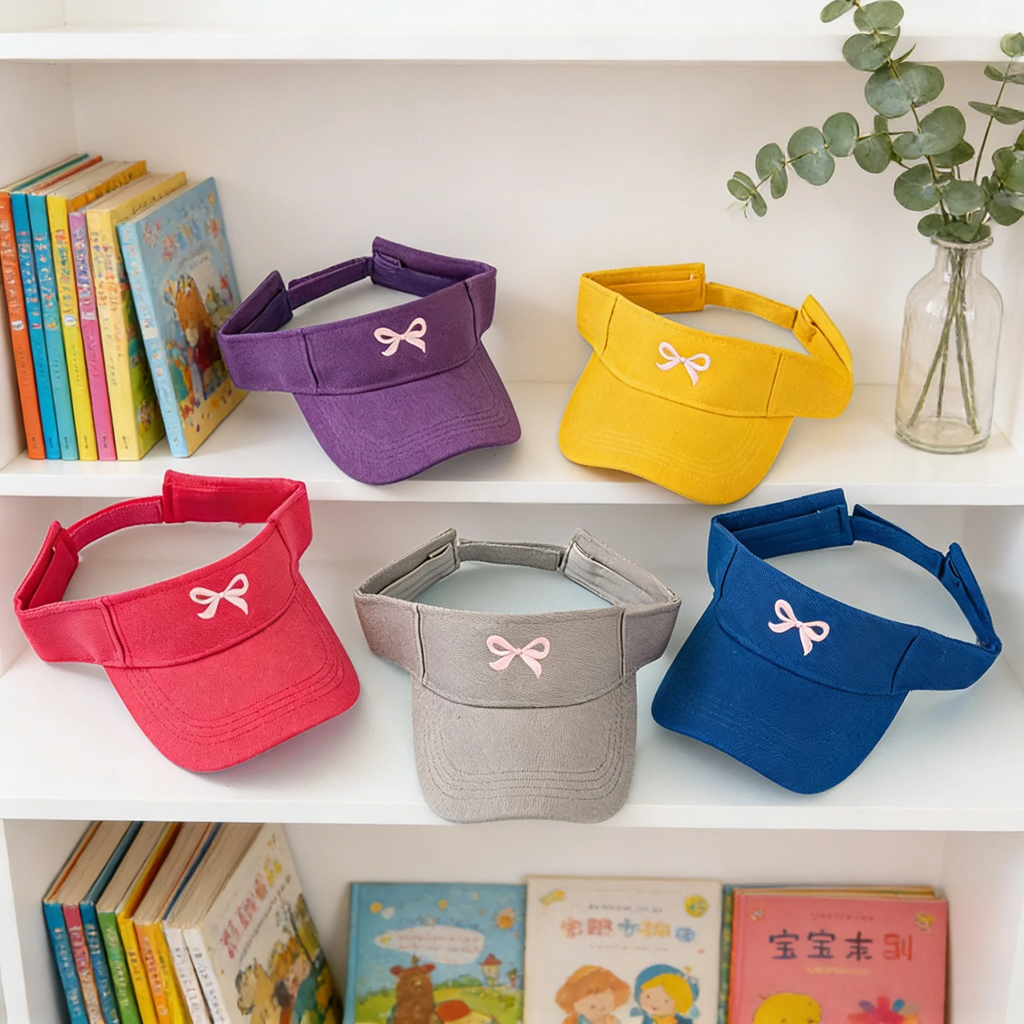 Cute blue sun visors and pink bows: The perfect summer outfit, adding a sweet atmosphere, in a everyday look, indispensable in