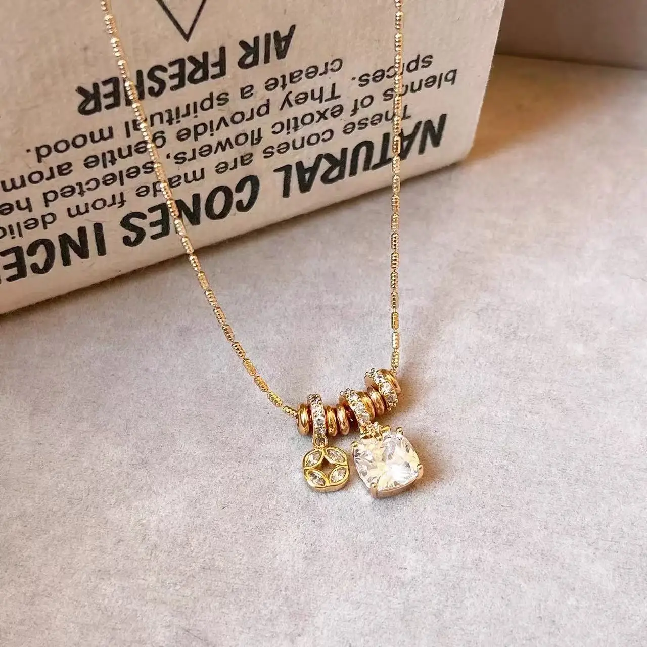 2026 Goldfarbene Perlenkette mit quadratischem Zirkonia-Anhänger, Zirkon-Charm-Halskette, minimalistisch, für Damen, Alltagsschmuck, Geschenk – Detail 5