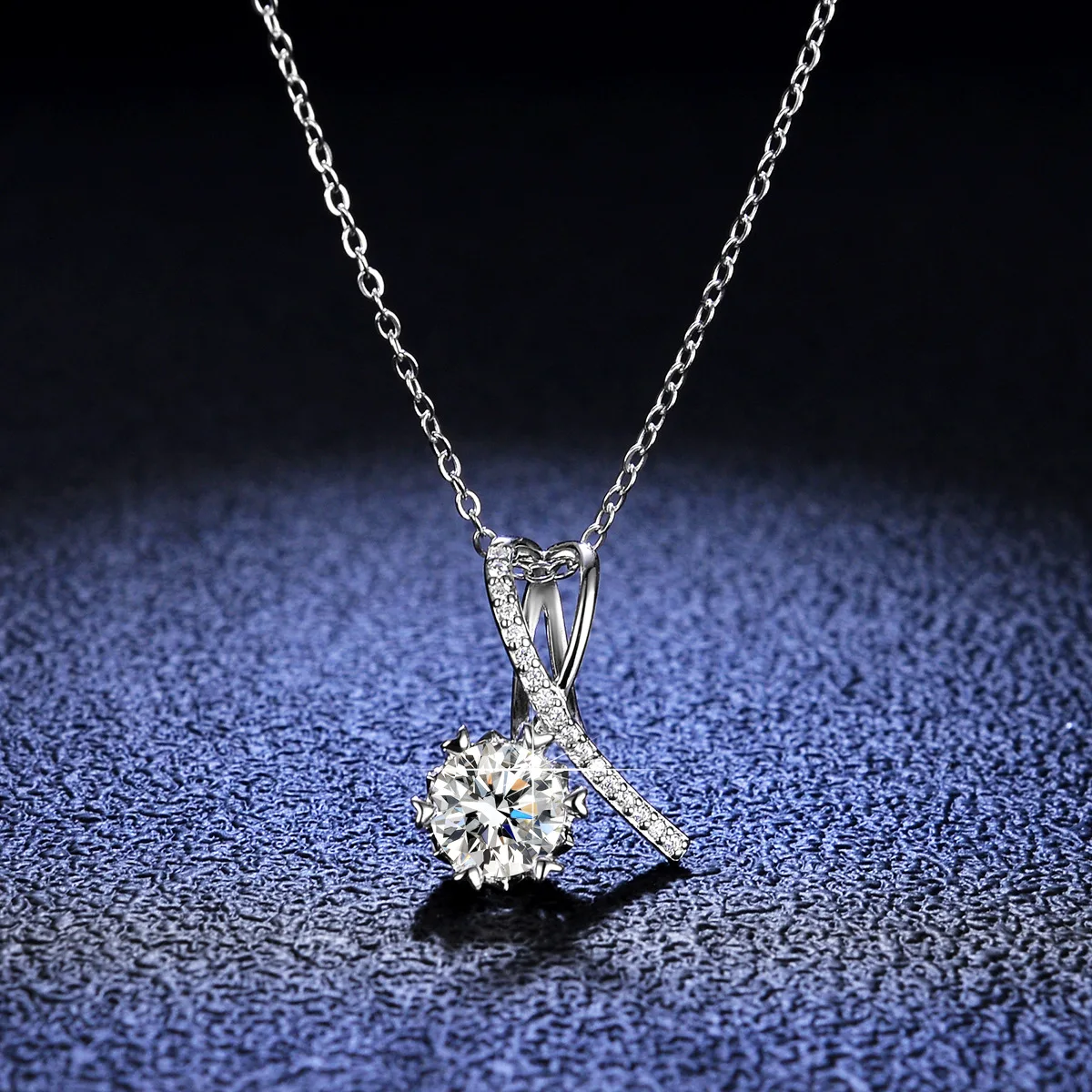 

Boutique PT950 platinum 1 carat moissanite necklace pendant womens fashion classic cross clavicle chain sweater chain jewel