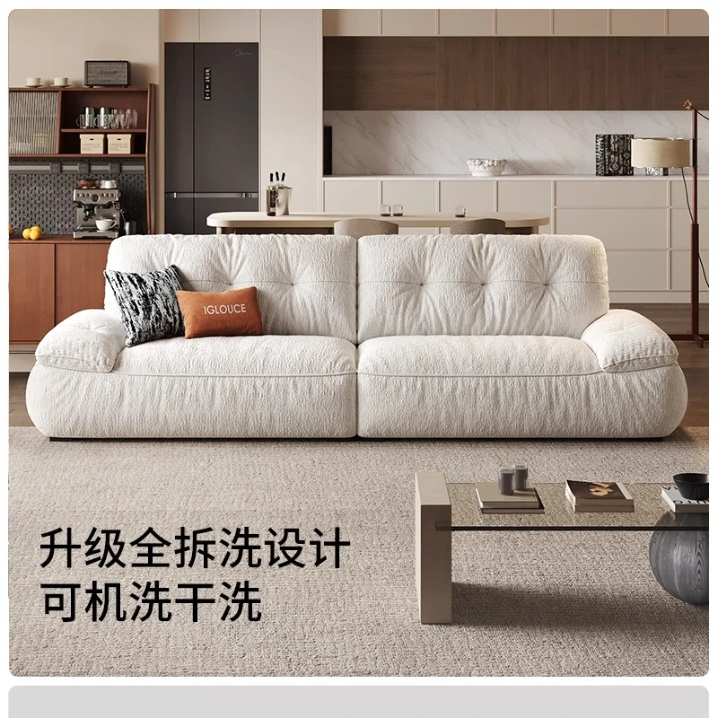 

Бытовой диван, современная простая маленькая квартира