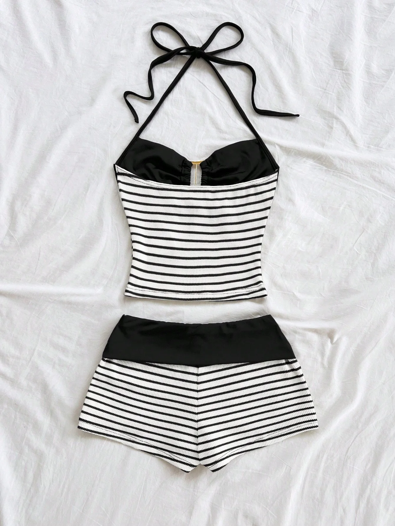 Color-Blocked Two-Piece Set Top with Matching Shorts Textured Fabric Neckline Design for a Stylish Look