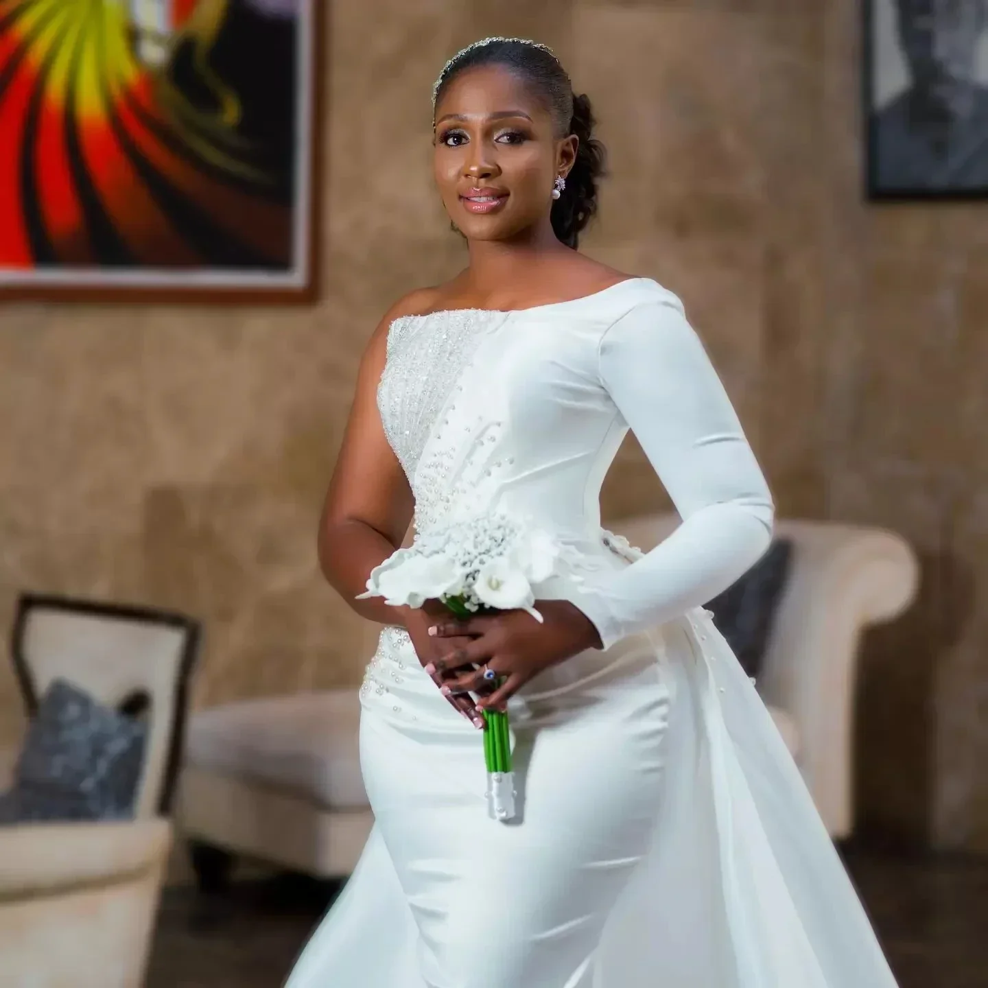 カスタマイズされたパールマーメイドウェディングドレス、取り外し可能なトレーン付き、ビーズ付きワンショルダーロングスリーブブライダルガウンローブ