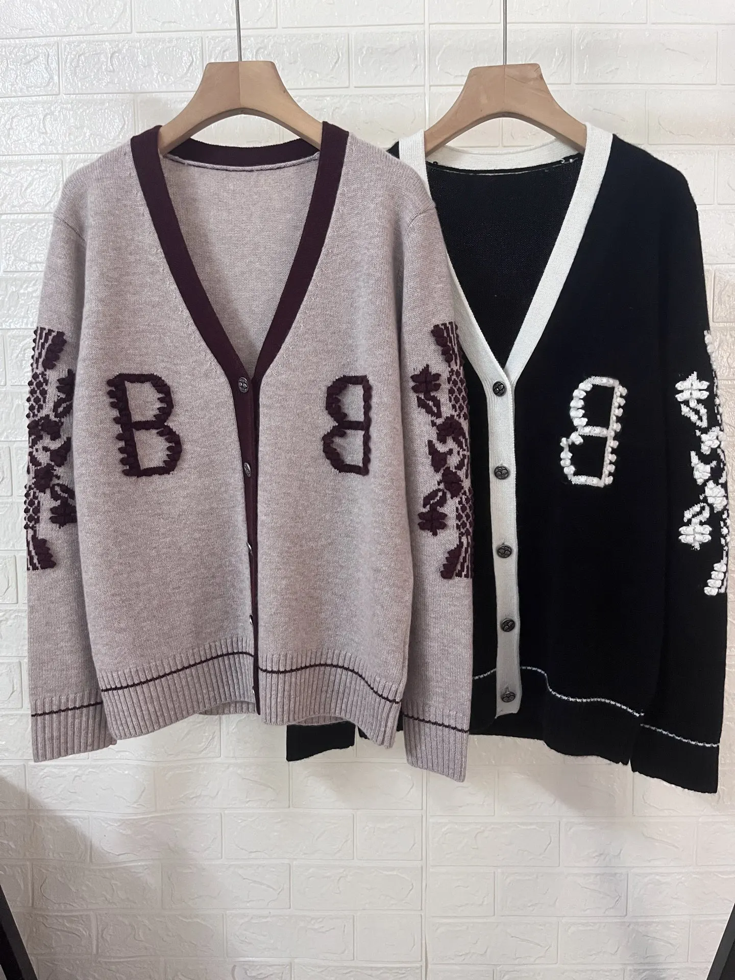 

2025 new V-neck embroidered contrast-colored letter style elegant commuting long-sleeved cardigan sweater