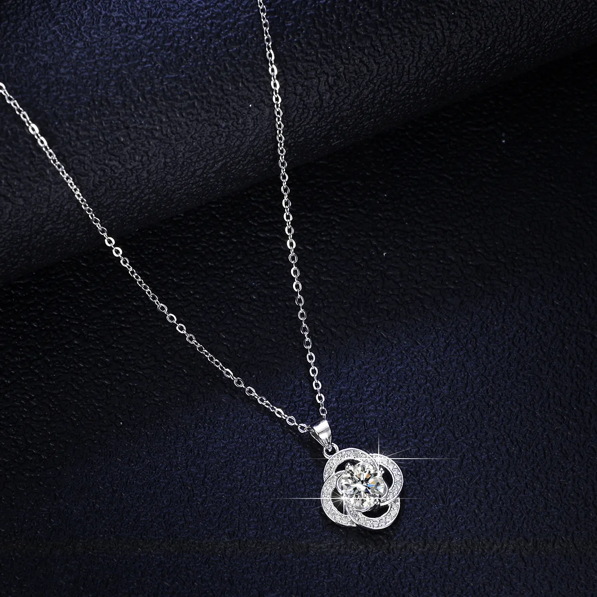 1 carat moissanite pendant 18K gold diamond necklace women's four-leaf clover windmill pendant PT950 platinum clavicle chain