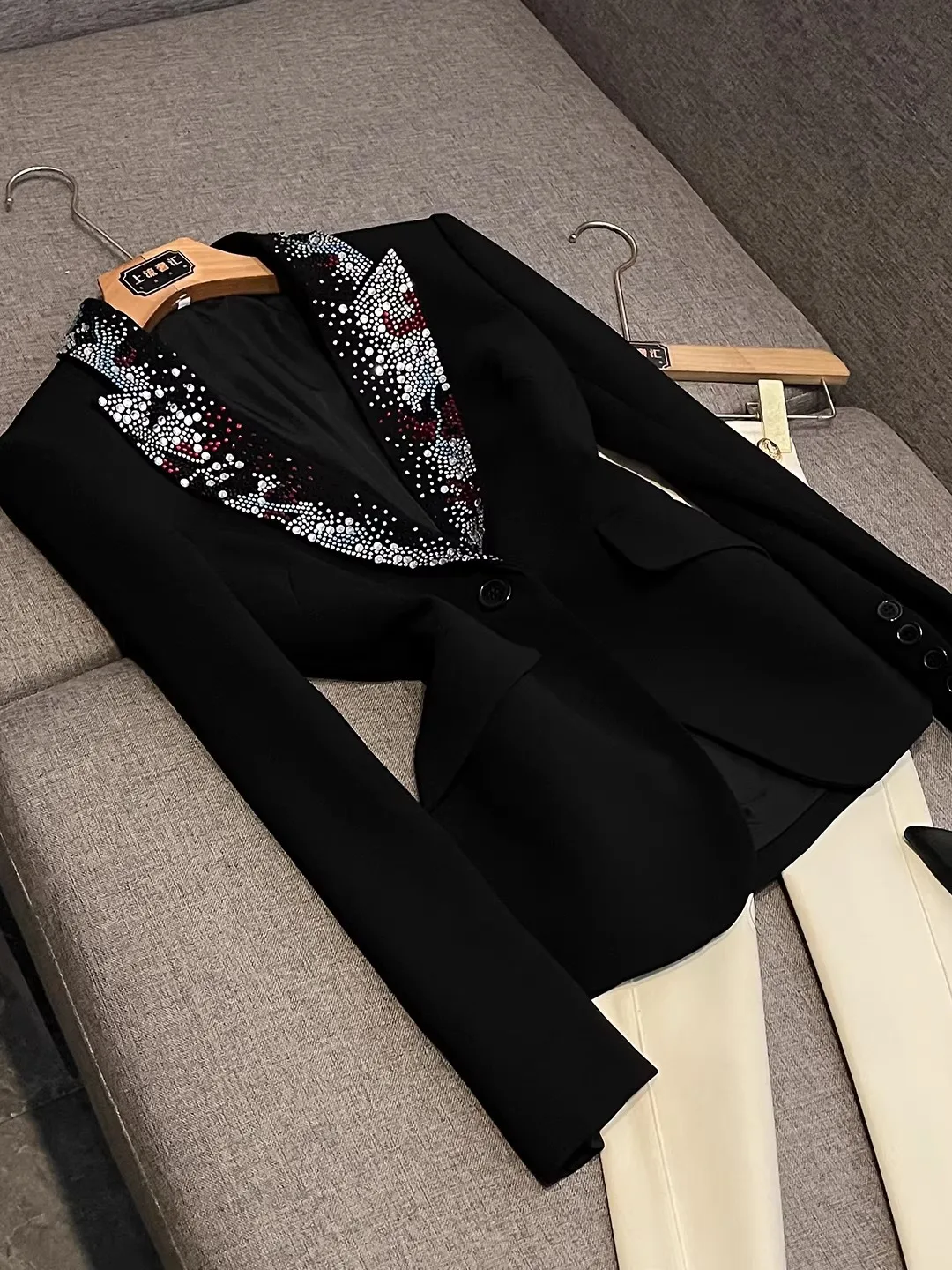 

Elegant Black Slim Fit Suit with Rhinestone Collar for Women Commute to Work Professional Lightweight Outerwear AZ408