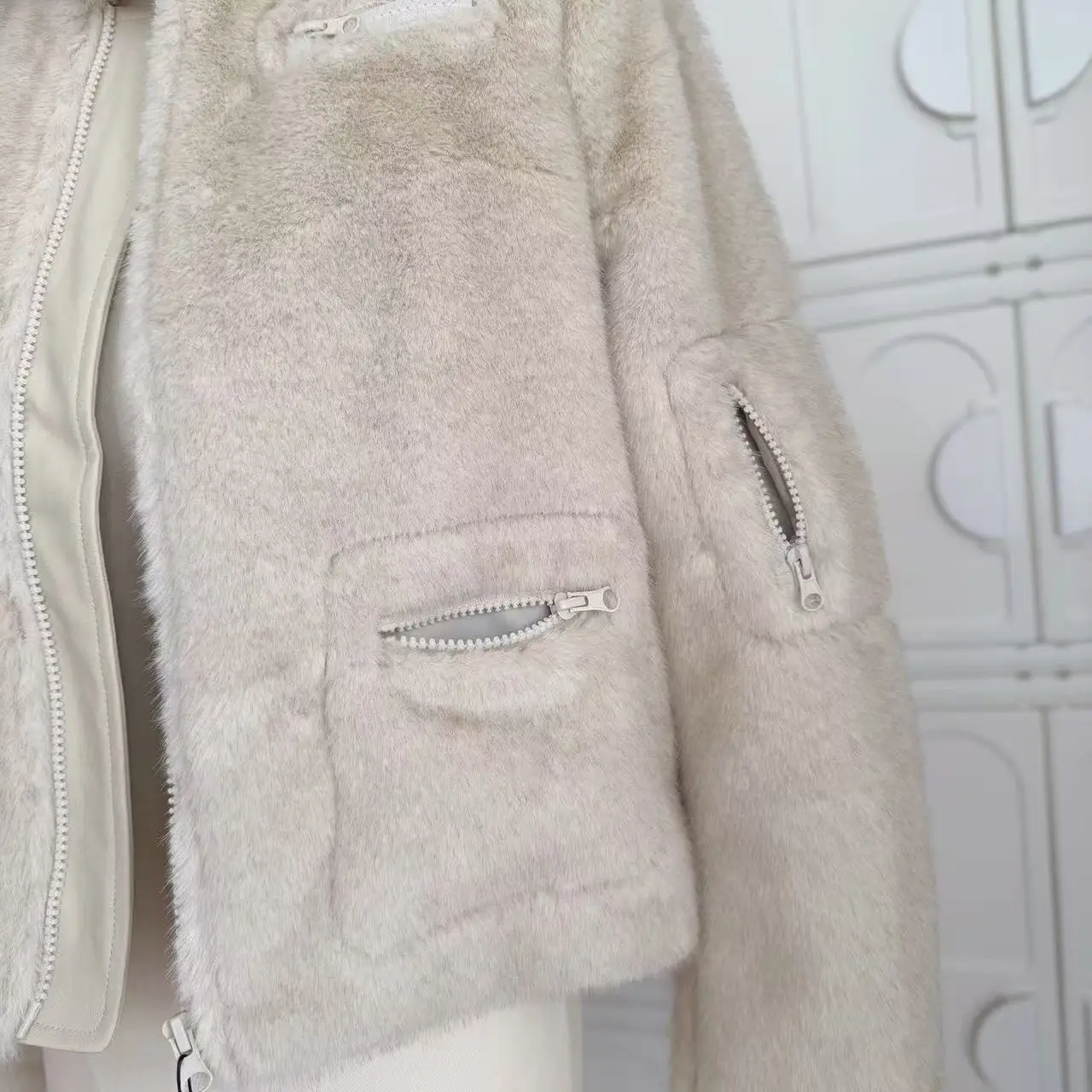 المرأة أنيقة الياقة المدورة طويلة الأكمام فو المنك الشعر معطف قصير سيدة الخريف الشتاء زمم فو الفراء قصيرة أبلى