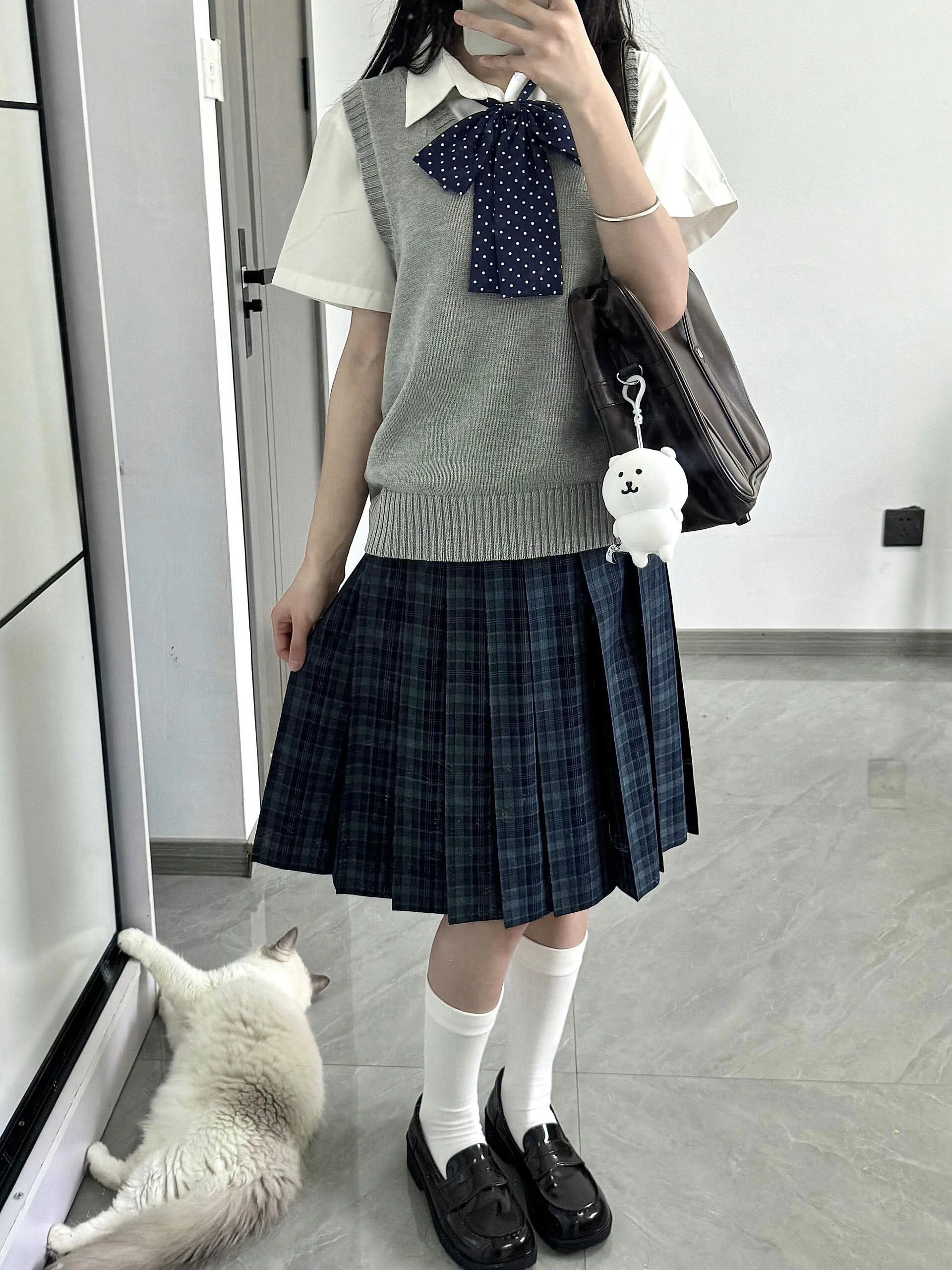 

Японский школьный комплект из четырех предметов: юбка в клетку, жилет и другие аксессуары для женщин (модный стиль)