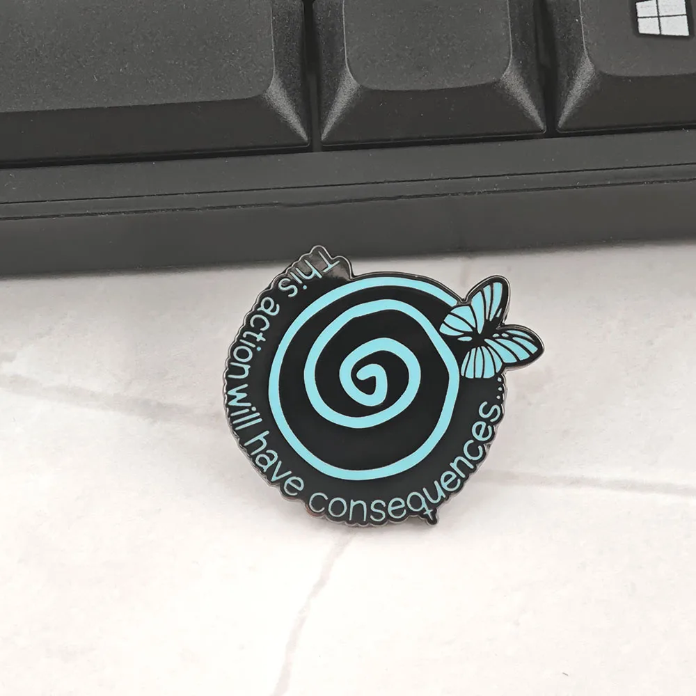 Life Is Strange Emaille-Pins: Diese Aktion wird Konsequenzen erzeugen – Broschen, Abzeichen, blaue Schmetterlings-Spiral-Reversnadel, Geschenk für Spielfans – Detail 7