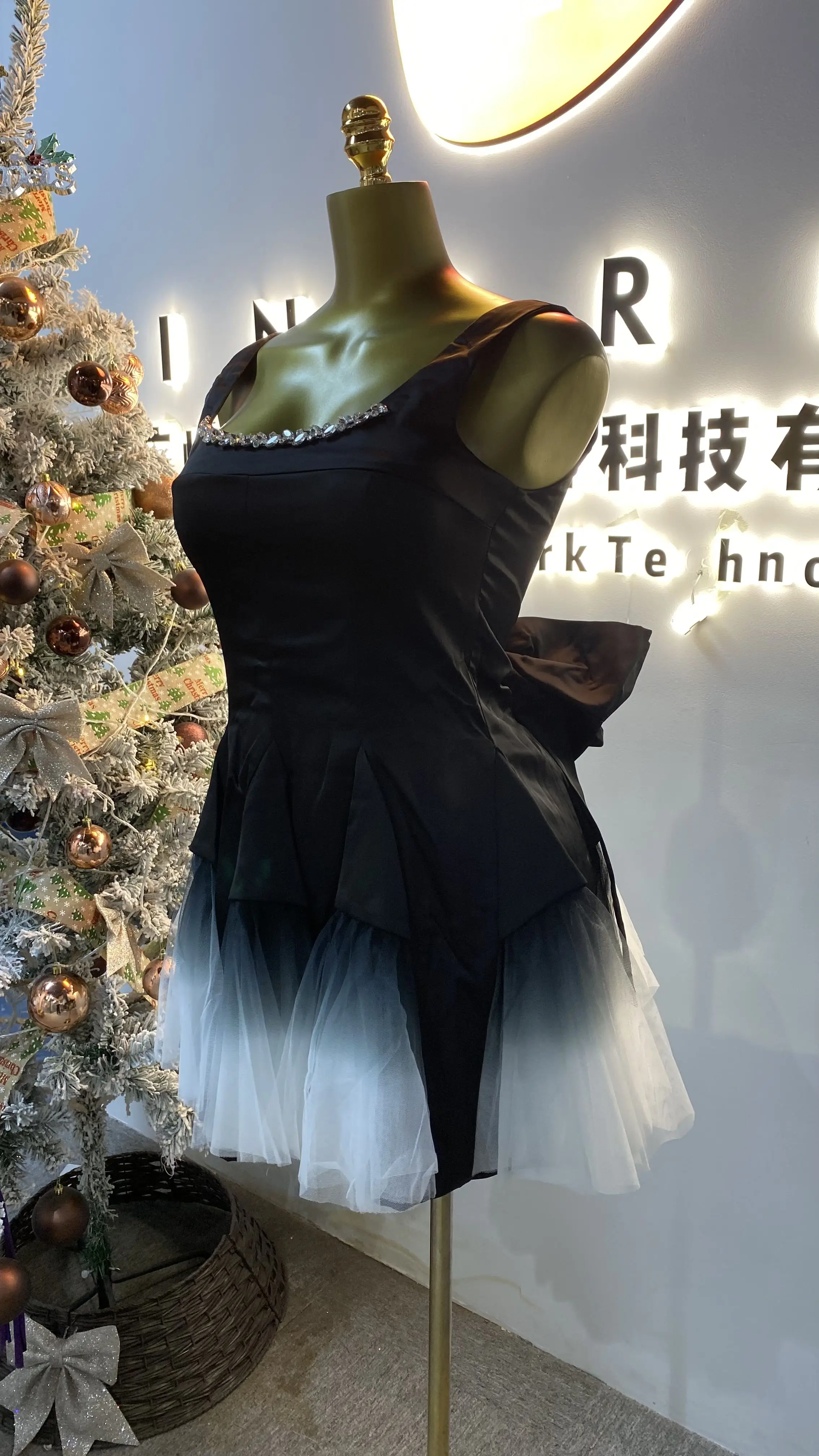 ชุดราตรีทรงสี่เหลี่ยมคอวีสีตัดกัน สไตล์เรโทรลำลองสำหรับงานปาร์ตี้หรืองานเลี้ยงสุดหรู - GZXX152