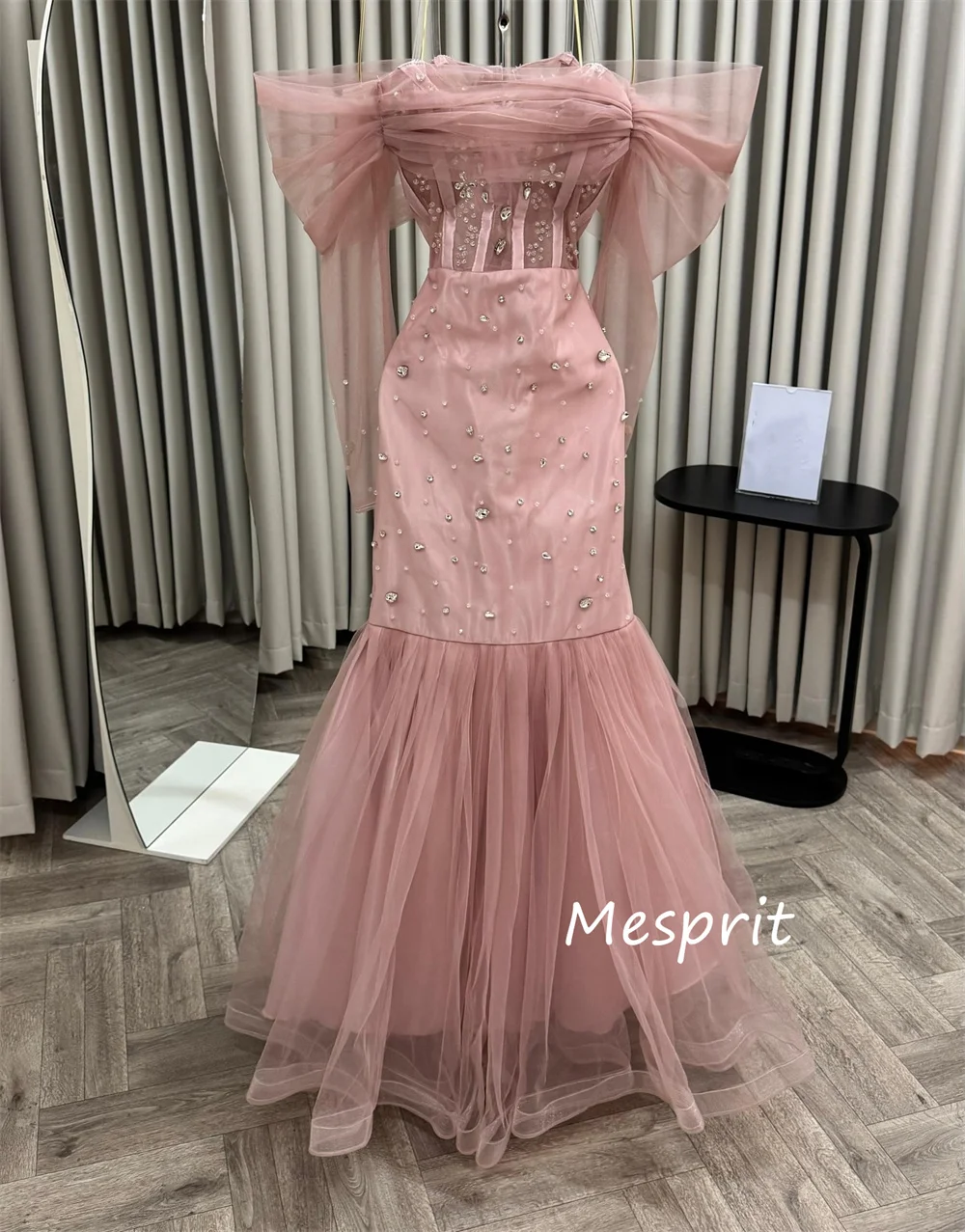 ชุดเดรสยาวทรงเมอร์เมดแบบเปิดไหล่ แต่งลายปักเลื่อมแบบจีน สำหรับงานพิเศษ ออกแบบตามสั่ง