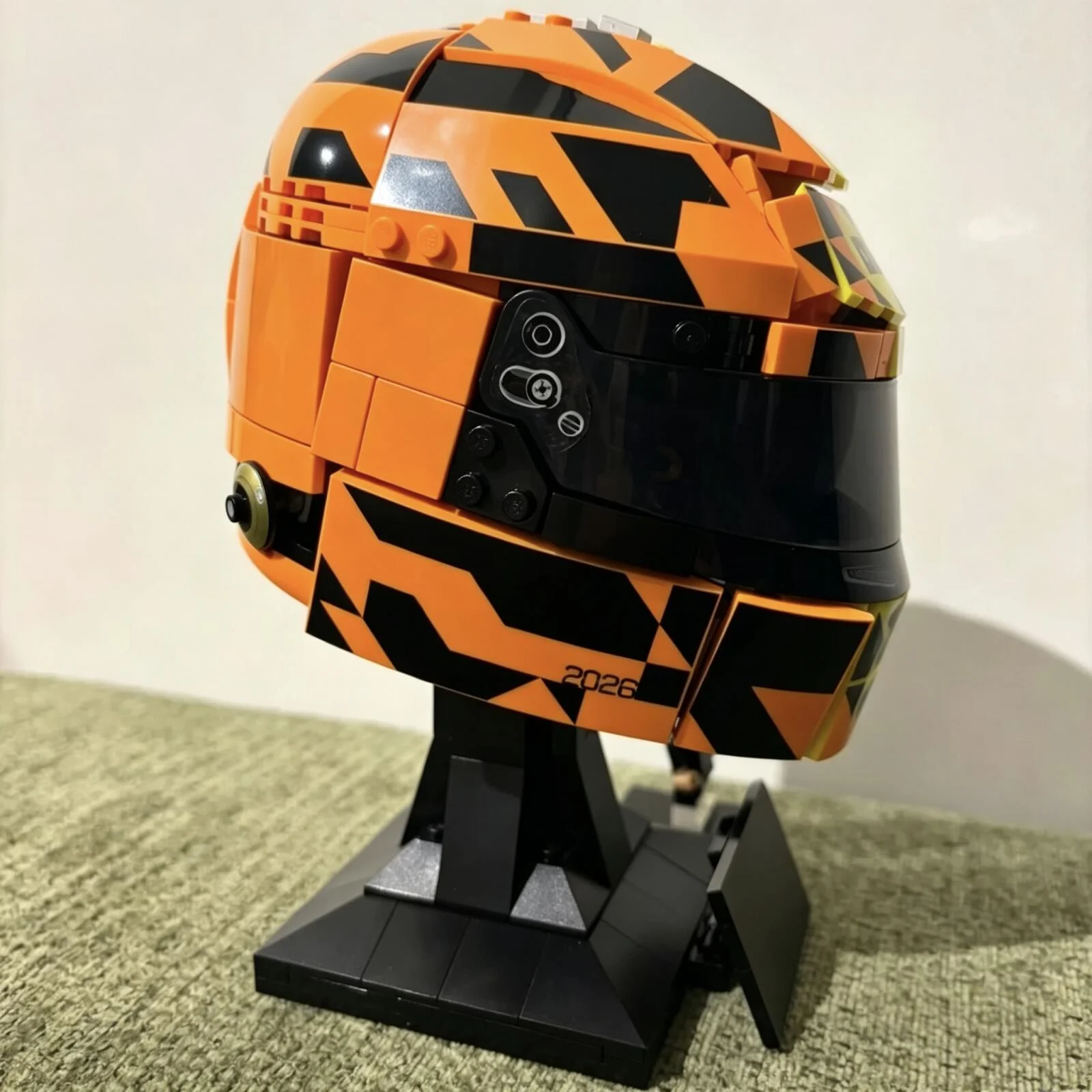 2026 New 793pcs Racing Car Racing Driver Lando Norris Helmet Yellow Building Block Puzzle Model Toys For Ornament Birthday Gifts view 4