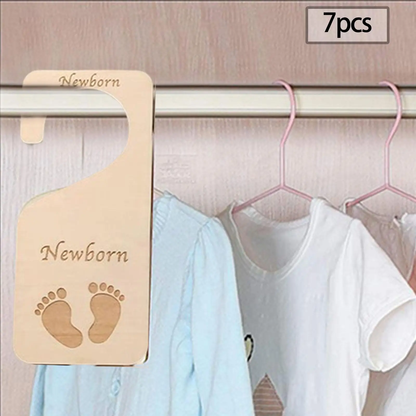 ベビー服収納用ハンガー整理整頓グッズ。木製仕切り付きで、男の子にも女の子にも合う、子供部屋のインテリアとしても使える。