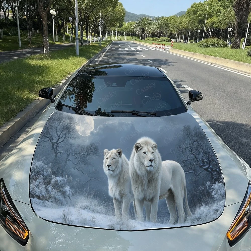 

Элегантный дизайн капота автомобиля с белыми львами под полнолуние, устанавливающий против снежного пейзажа. Идеально подходит для любителей природы.Машина H