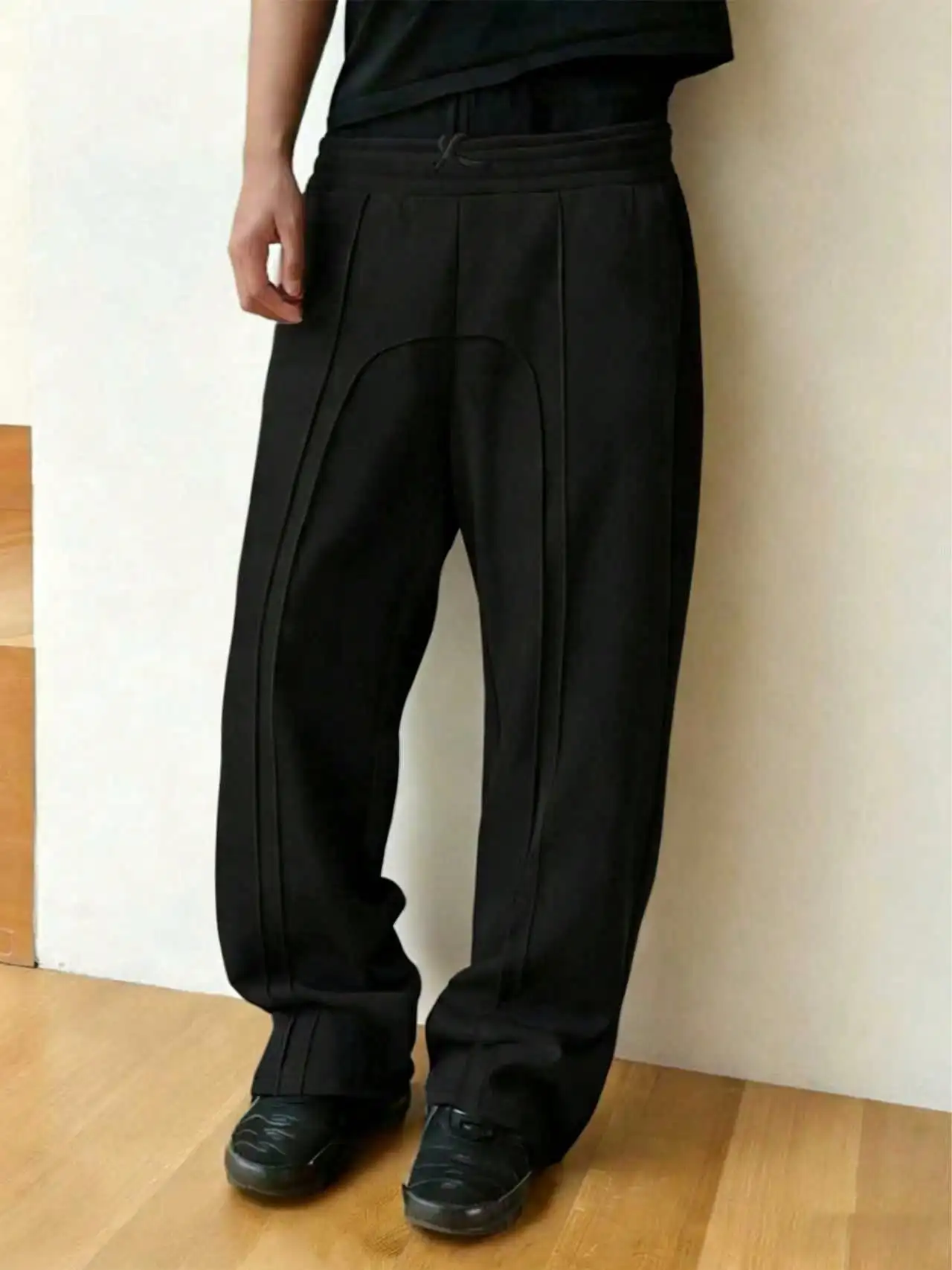 

Men's Black Loose Fit Drawstring Waist Casual Trousers with Pleated Detail