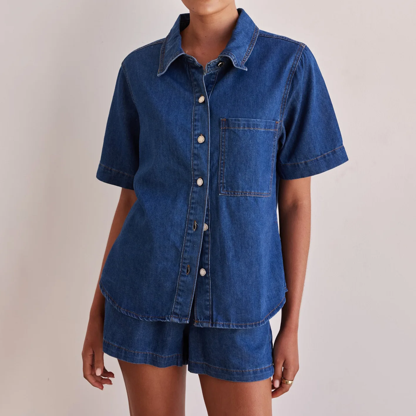 

Новинка лета 2025 года, винтажная однотонная джинсовая рубашка с короткими рукавами, шорты, комплект из двух предметов, женский повседневный модный наряд