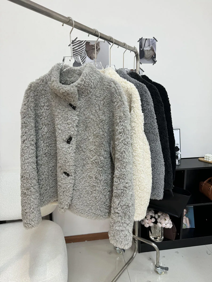 

Зимняя мода Замшевый воротник из овчины Короткая длина Теплая шуба на пуговицах с рогом