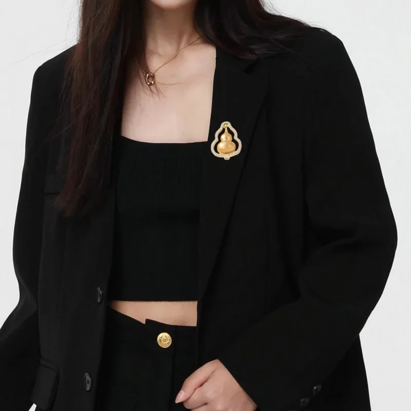 High-end niche Chinese-style retro Chinese gold "Fu" character brooch, new Chinese-style accessory