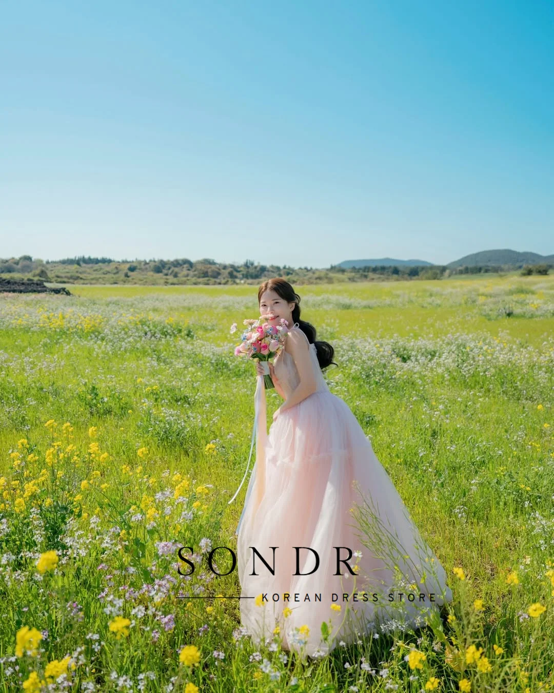 ชุดแต่งงานสีชมพูอ่อนแบบผ้าทูลล์นุ่มสไตล์เกาหลี ยี่ห้อ Sondr สำหรับถ่ายภาพ พร้อมระบายจีบ สายเดี่ยว สำหรับงานปาร์ตี้ งานราตรี งานพรอม