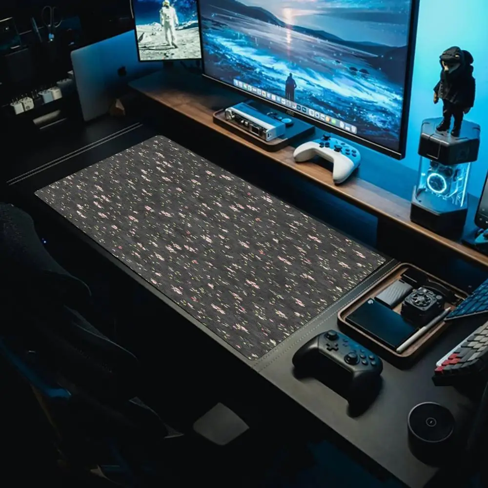 

Черный фон с маленьким розовым цветочным узором. Нескользящий моющийся коврик для мыши с резиновым дном.