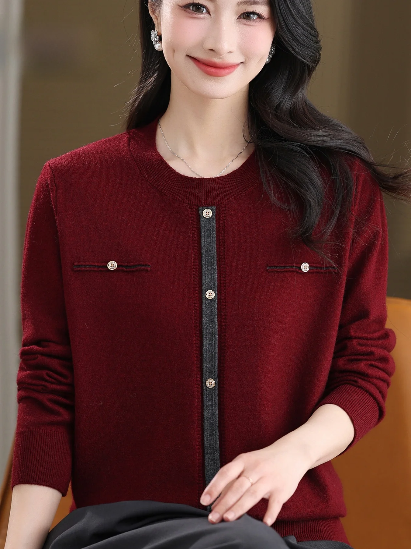 

Модный вязаный свитер с пуговицами для женщин среднего и старшего возраста, с круглым вырезом, омолаживающий эффект, цветная отделка.