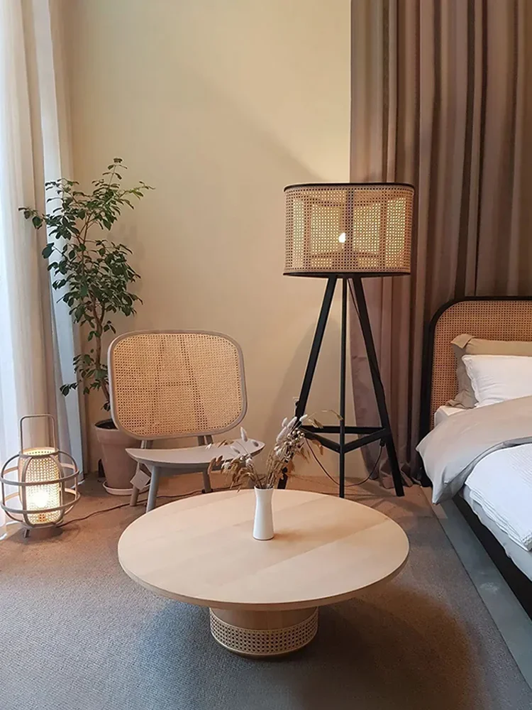 Nordycka lampa podłogowa z litego drewna i rattanu, B&B Hotel Inn, retro dekoracyjna rama, kreatywna lampka nocna do sofy.