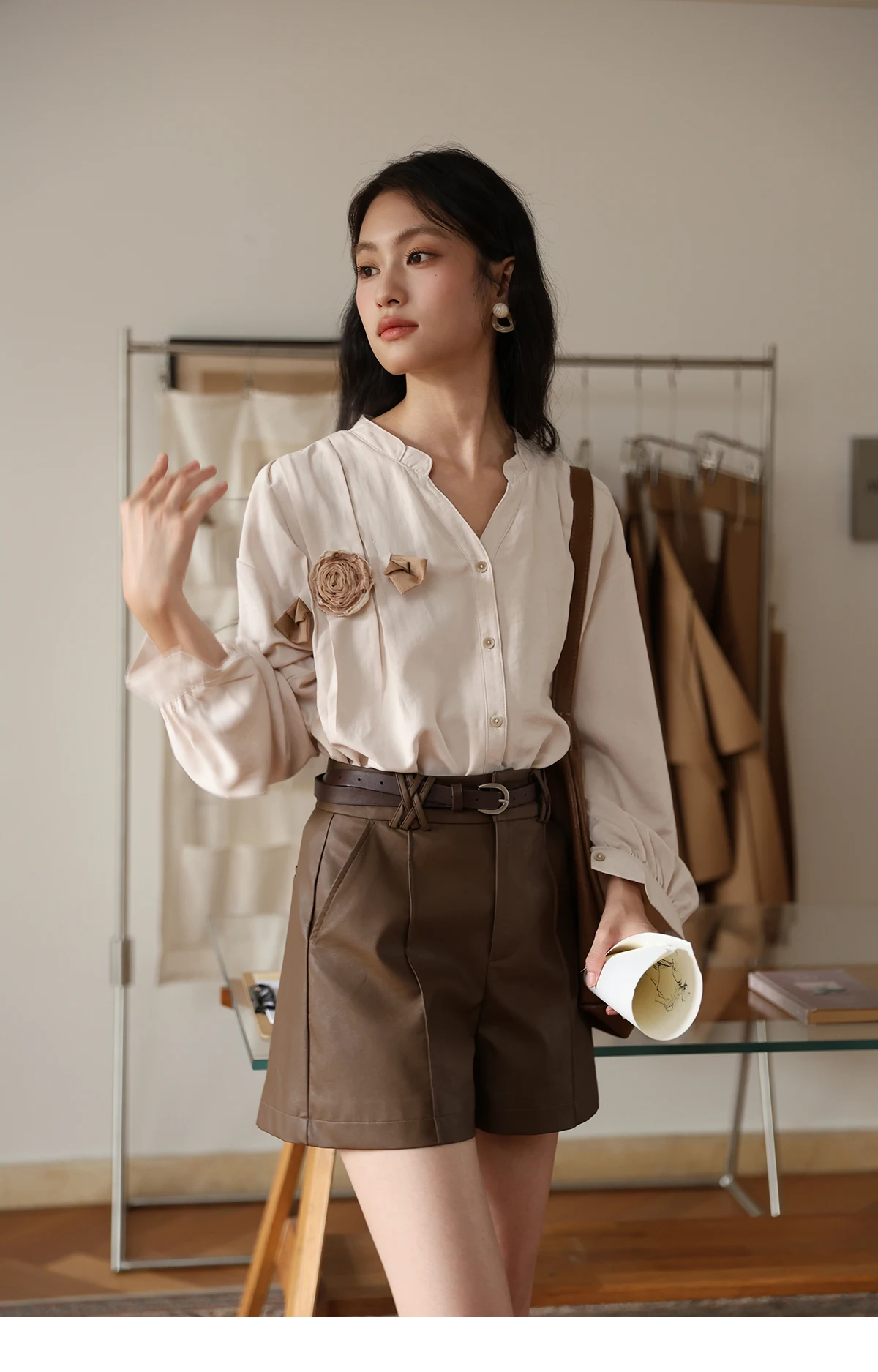 

MISHOW Woman Apricot Shirt 2025 Autumn Fashion Long Sleeves Top Commute 3D Floral Design Vintage Elegant Women Blouse MXE45X2478