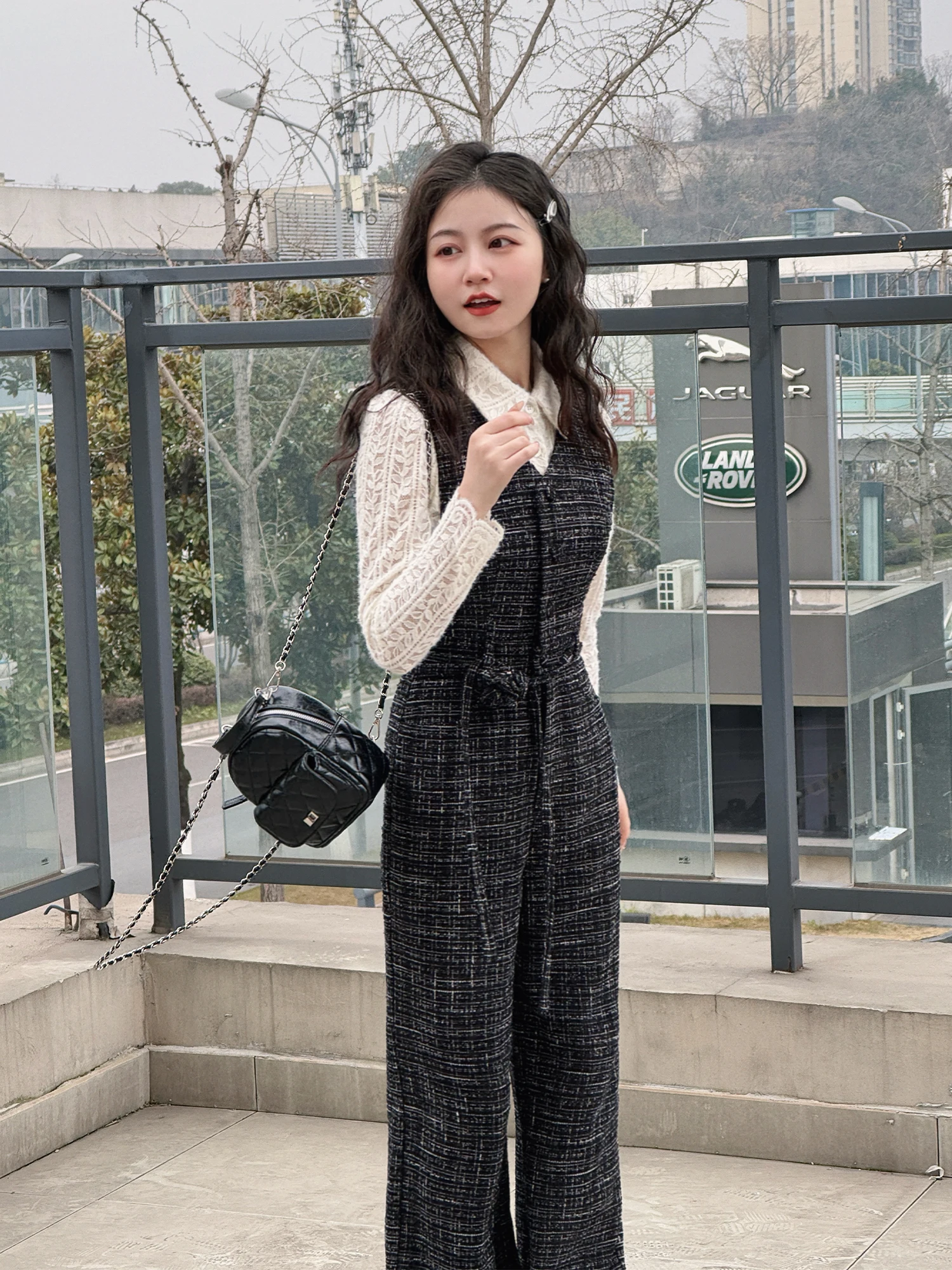 

Комплект из кружевной блузки и комбинезона для женщин: весенняя коллекция, высокая мода, стиль «Маленький аромат», длинный рукав, V-образный вырез, застежка на пуговицах