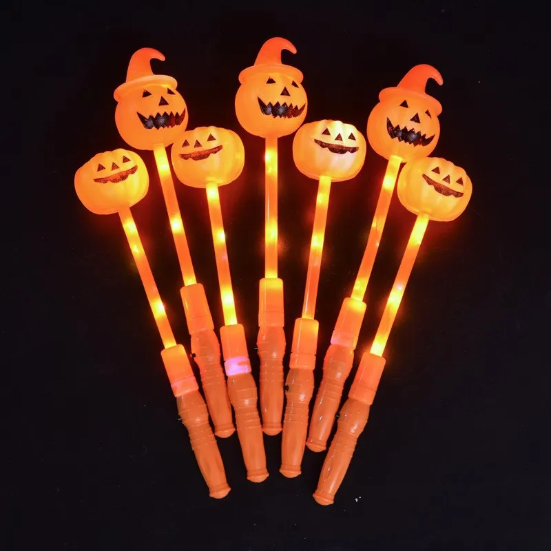 Divertenti giocattoli con bacchetta magica a LED primaverili Lanterne luminose di zucca per bambini decorate per ragazzi e ragazze Giocattoli con bastoncini a mano di zucca di Halloween