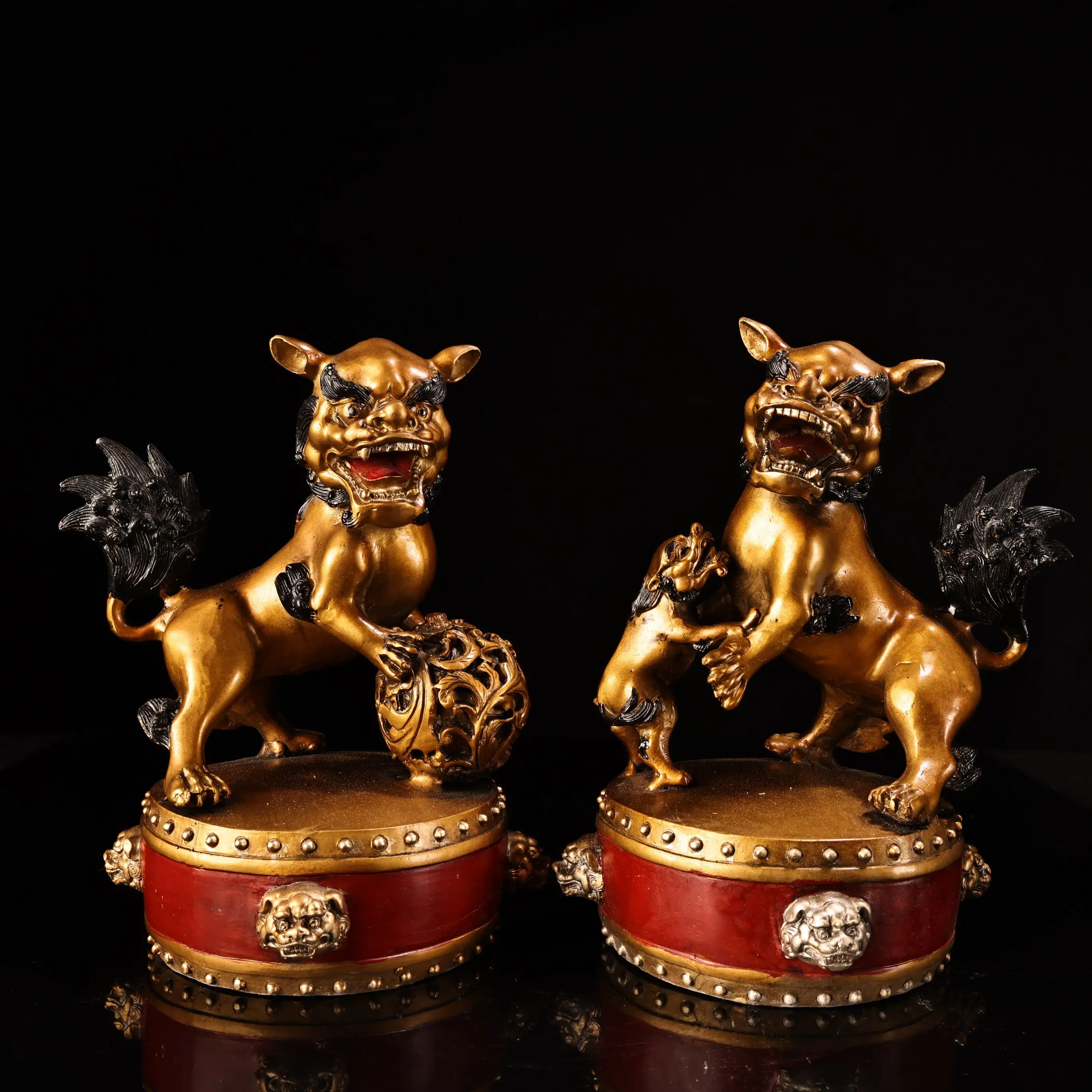 

Old Bronze Gilded Painted Lion statue Drum base Beijing Door God Lion A Ppair Amass wealth Ornaments Town house Exorcism