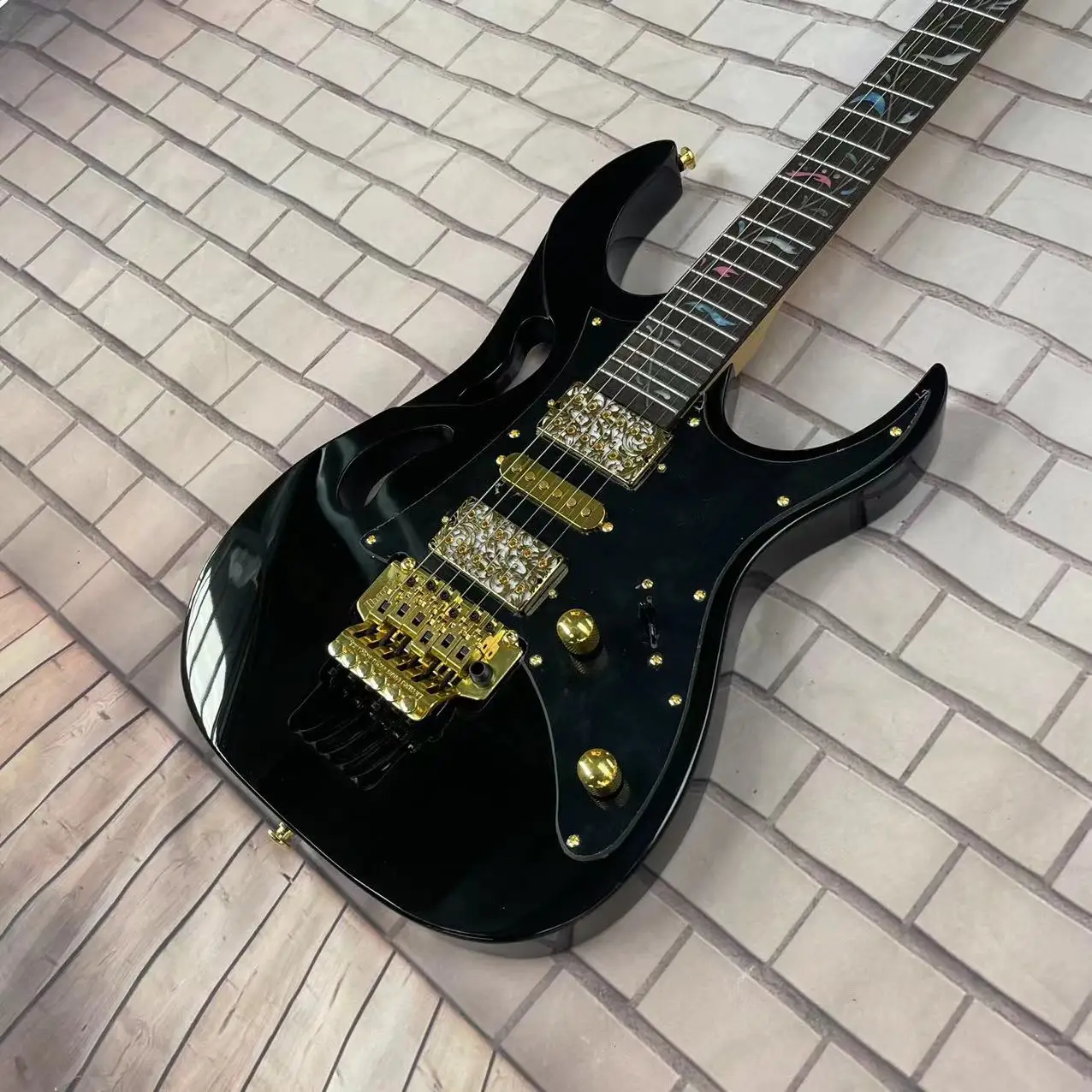 New 6-string electric guitar split body electric guitar, black body, high gloss, rose wood fingerboard, maple wood track, carved